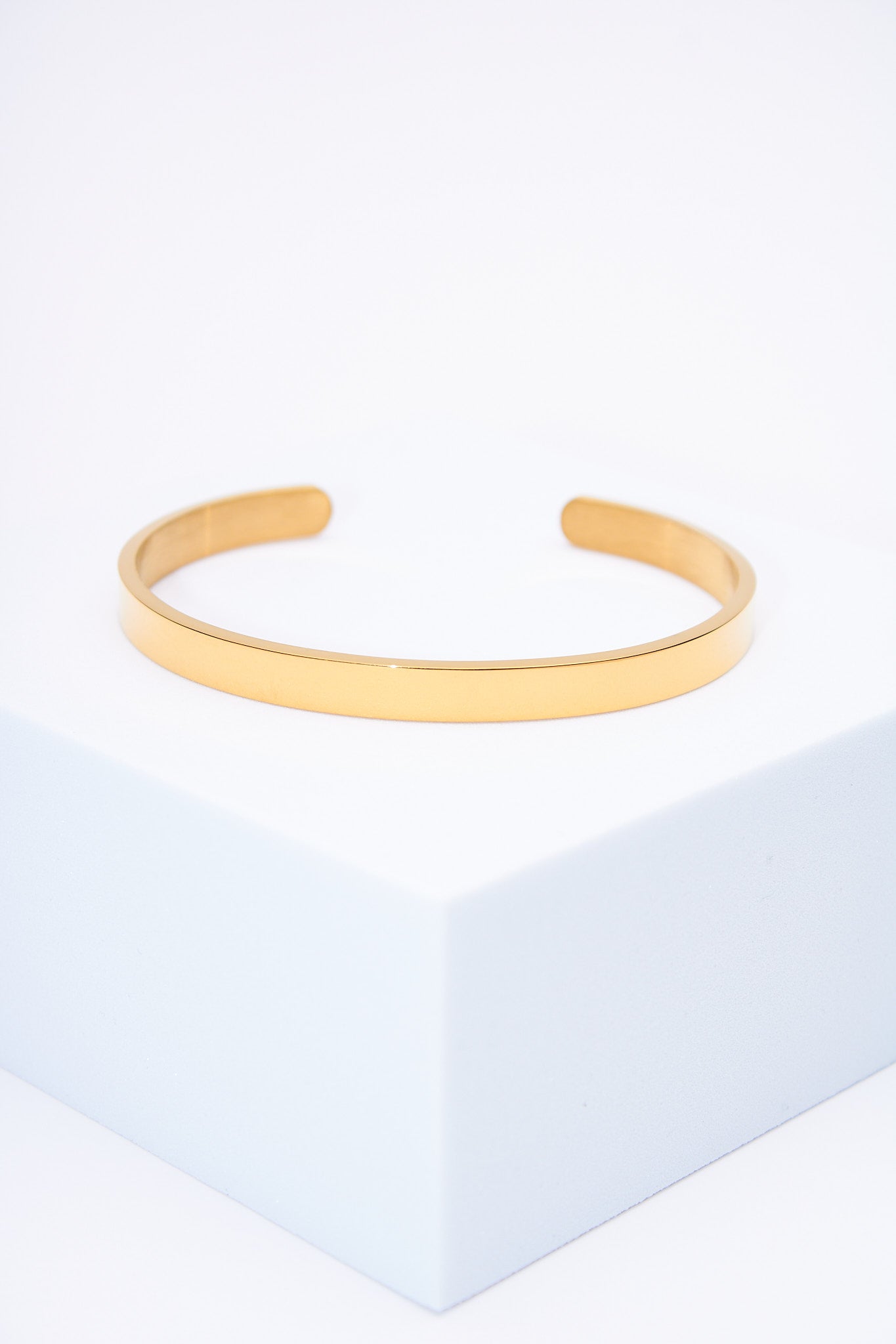 Pulsera rígida lisa dorada — baño dorado