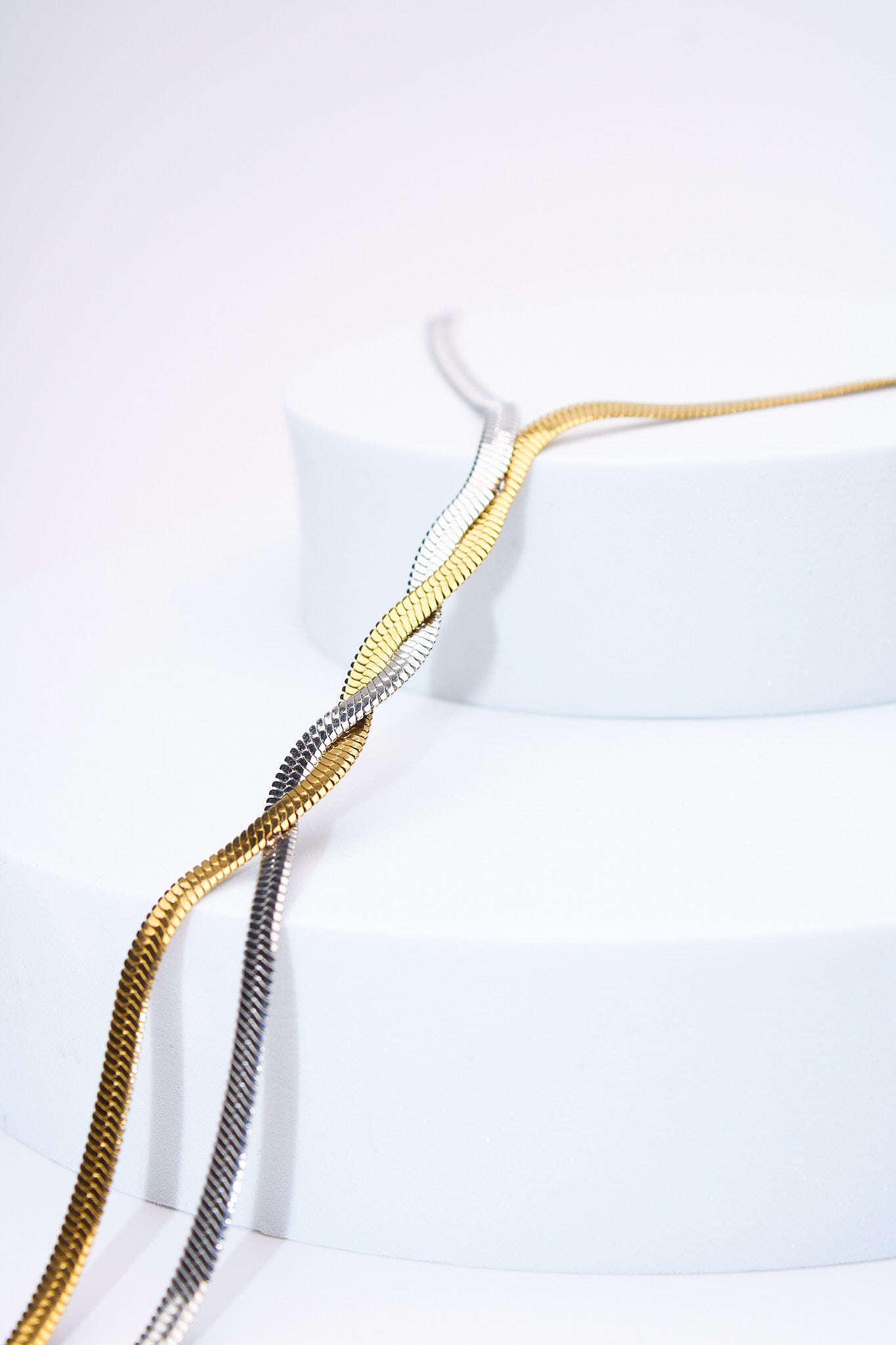 Collar serpiente trenzado bicolor — baño dorado y plateado