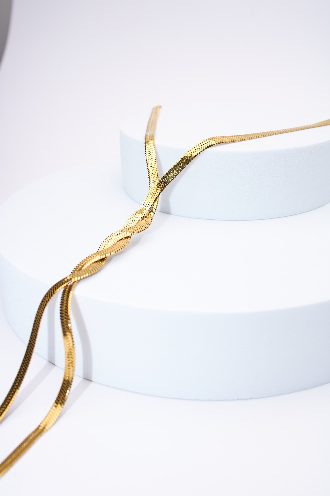 Collar serpiente trenzado dorado — baño dorado