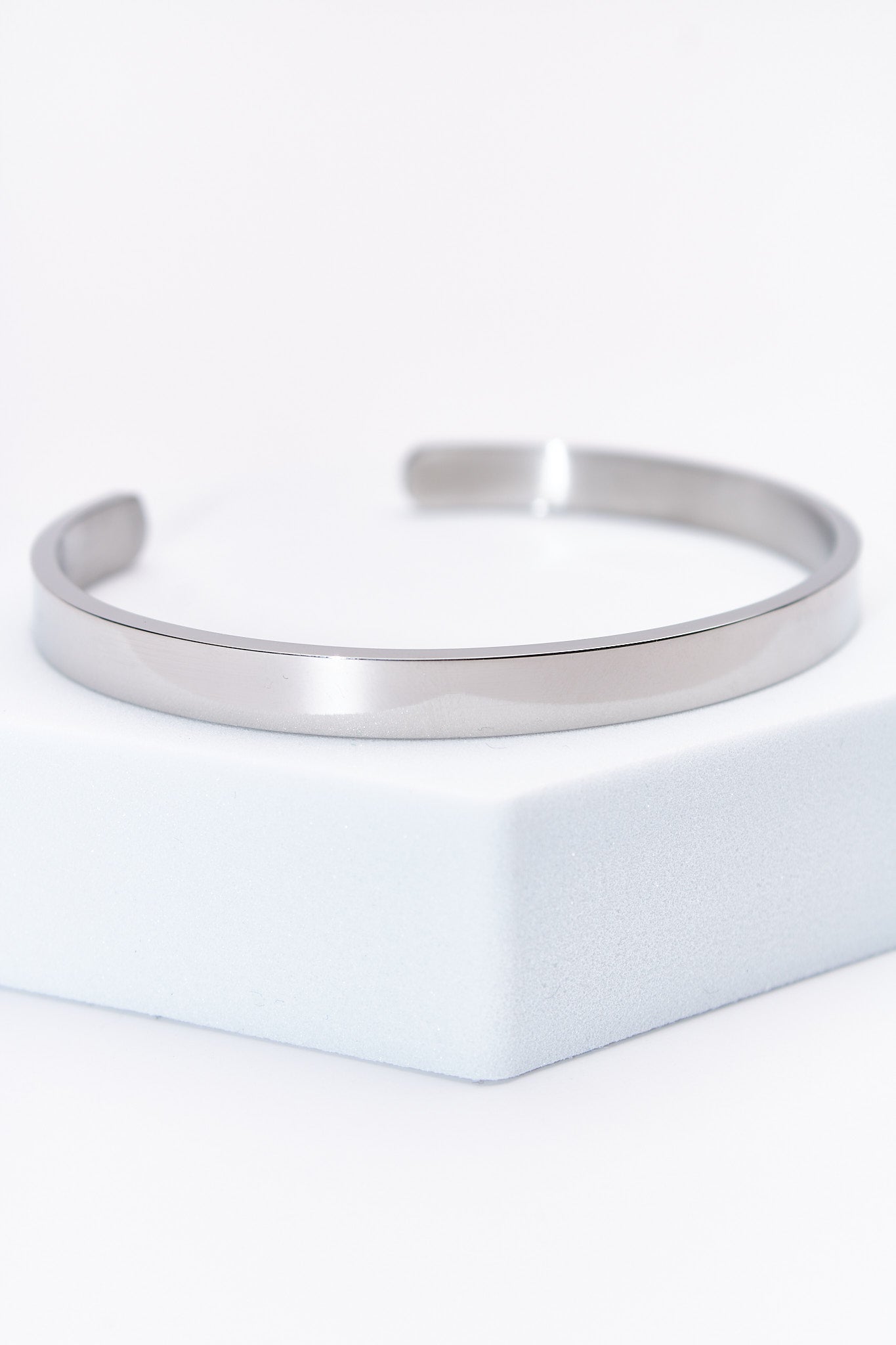 Pulsera rígida lisa plateada — acero inoxidable