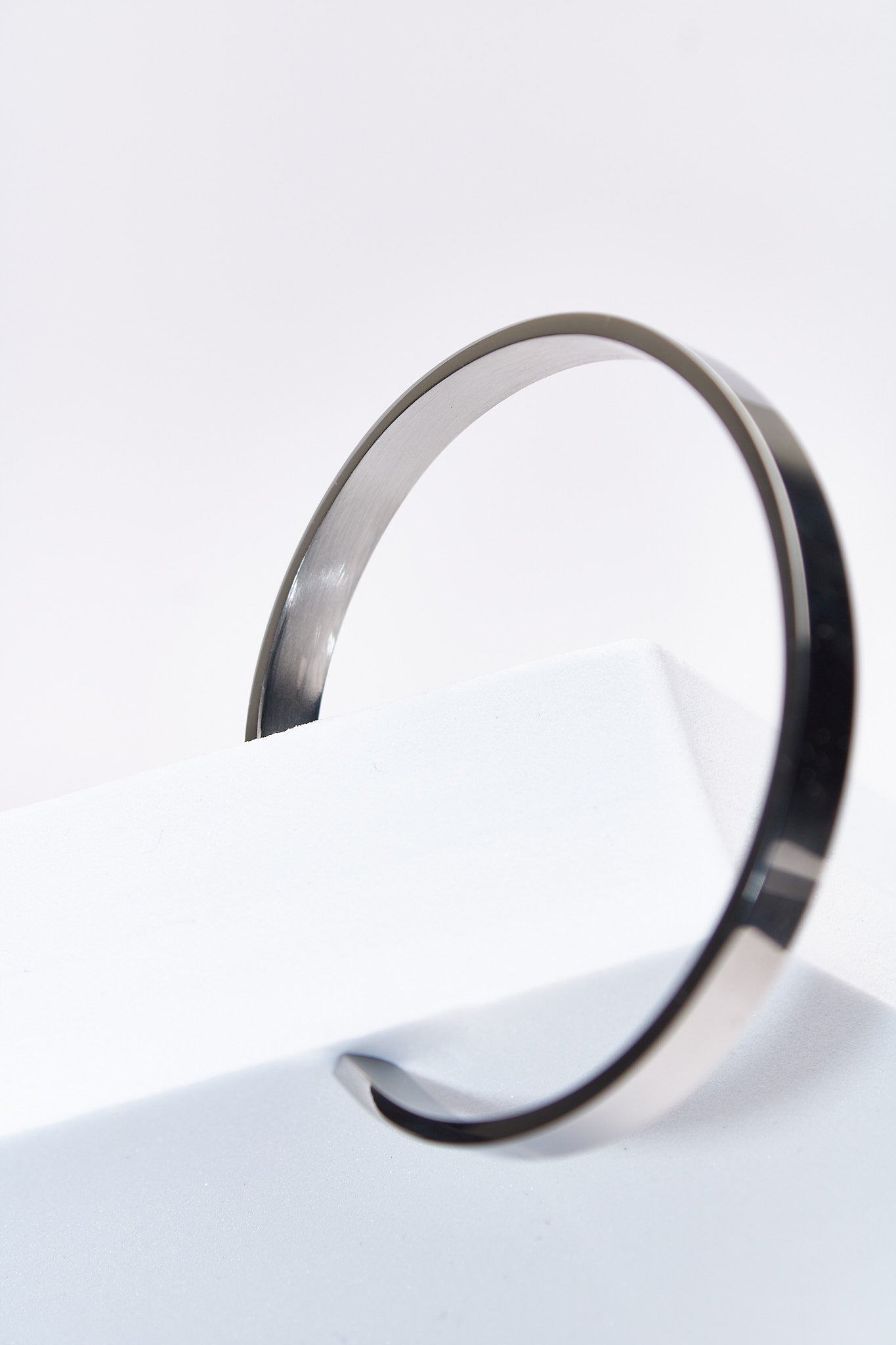 Pulsera rígida negra — diseño abierto ajustable, acabado mate