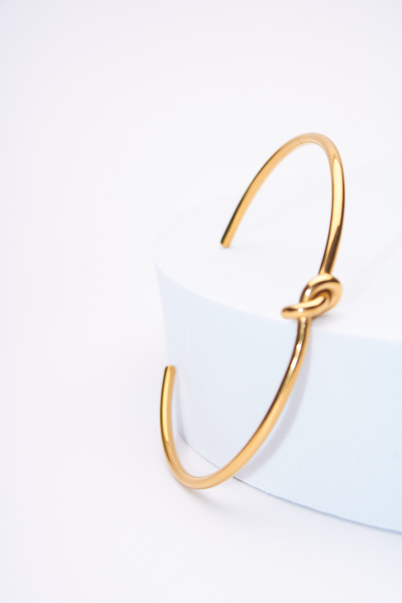 Pulsera rígida nudo dorado