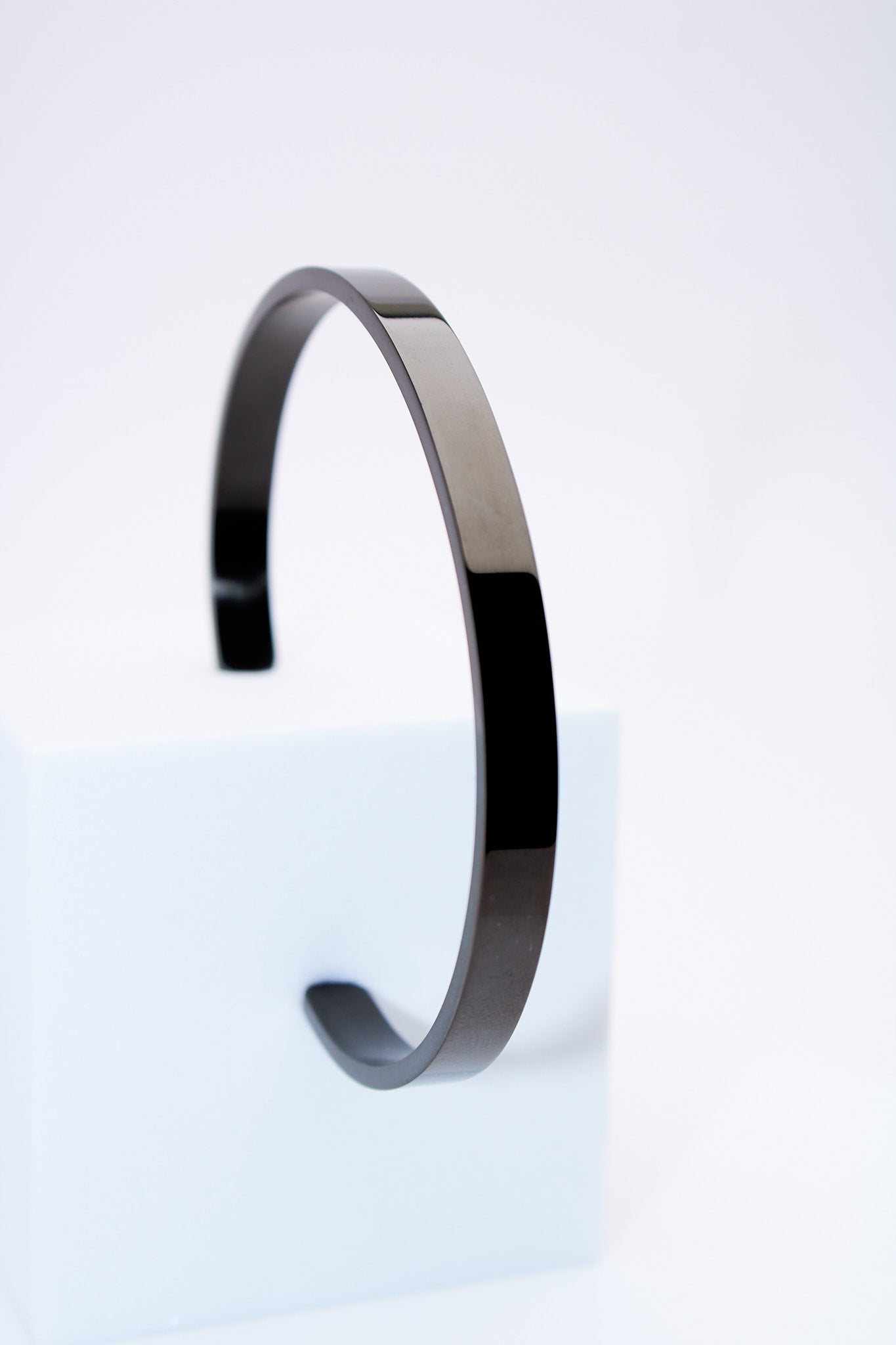 Pulsera rígida negra — diseño abierto ajustable, acabado mate