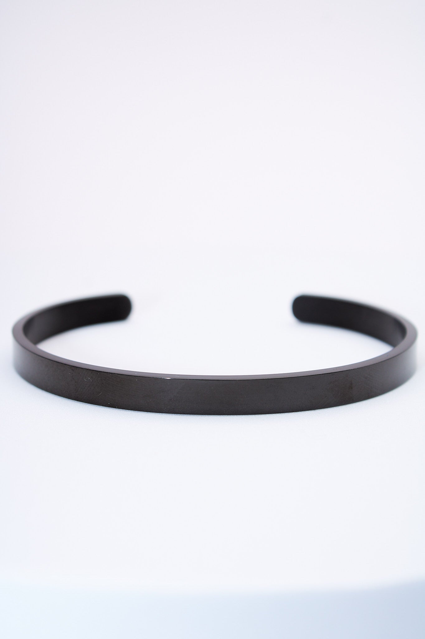 Pulsera rígida negra — diseño abierto ajustable, acabado mate