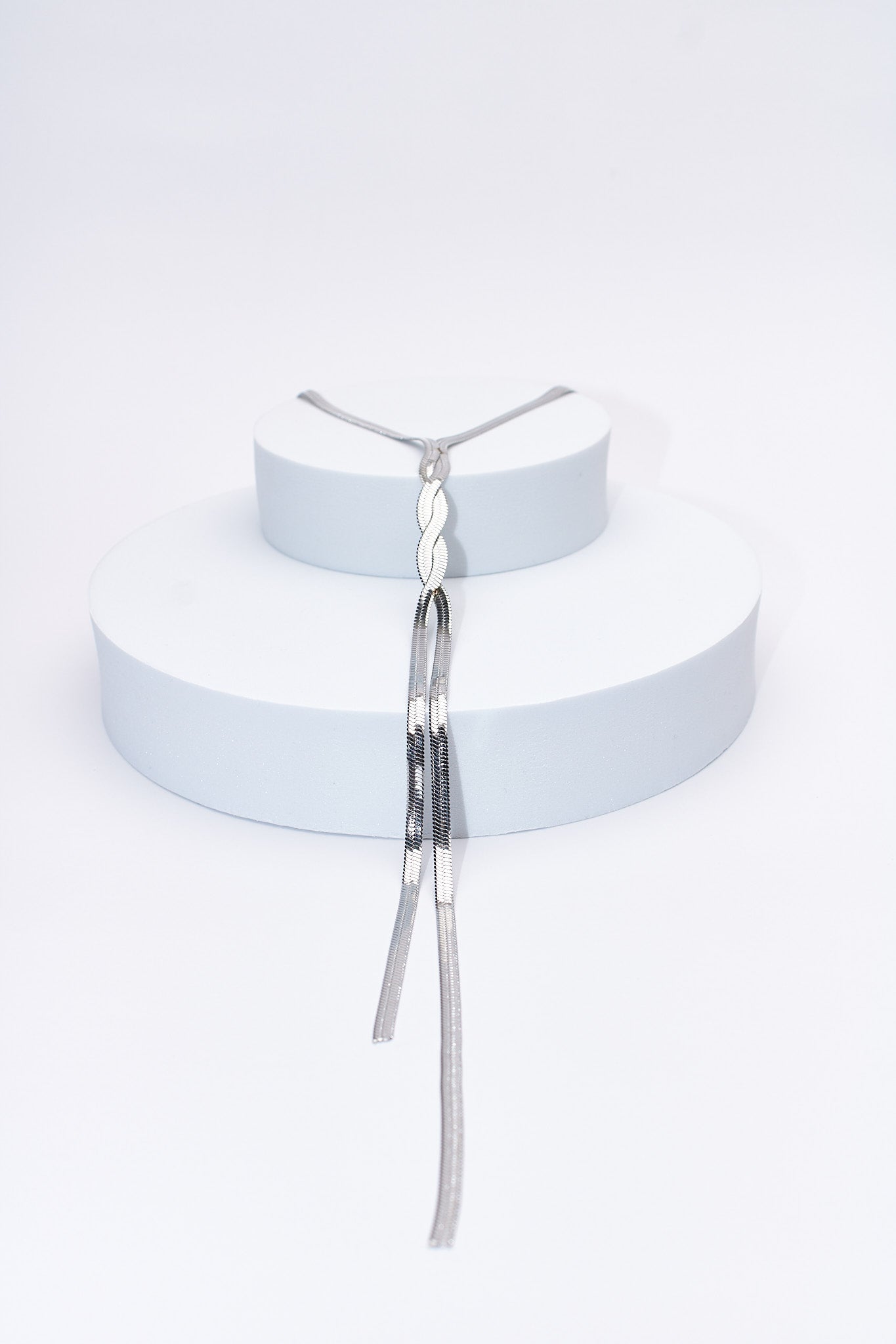 Collar serpiente trenzado plateado — baño plateado