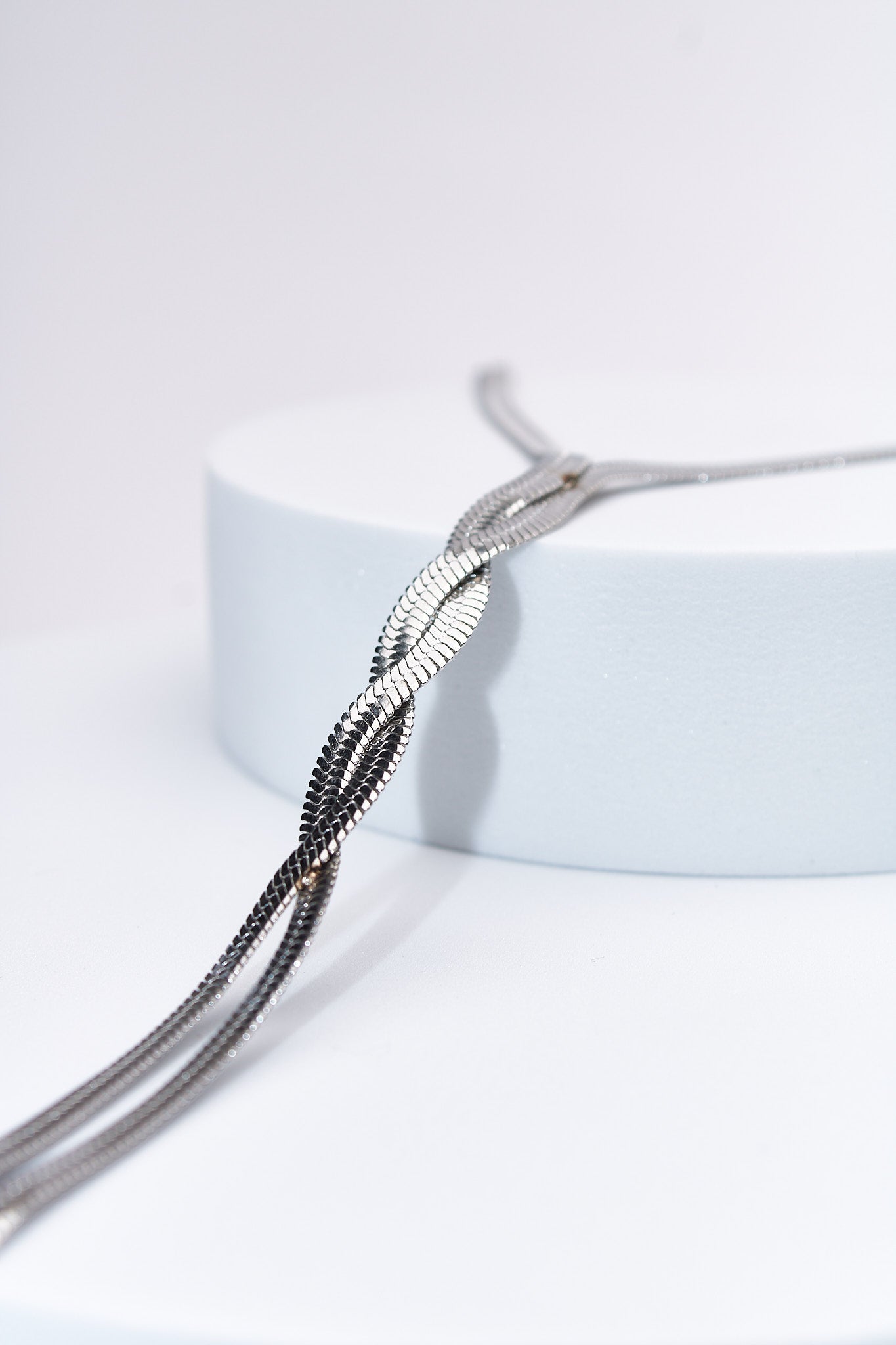 Collar serpiente trenzado plateado — baño plateado