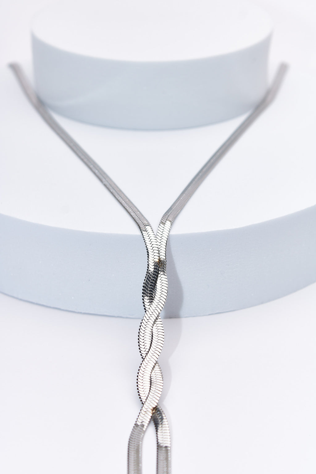 Collar serpiente trenzado plateado — baño plateado