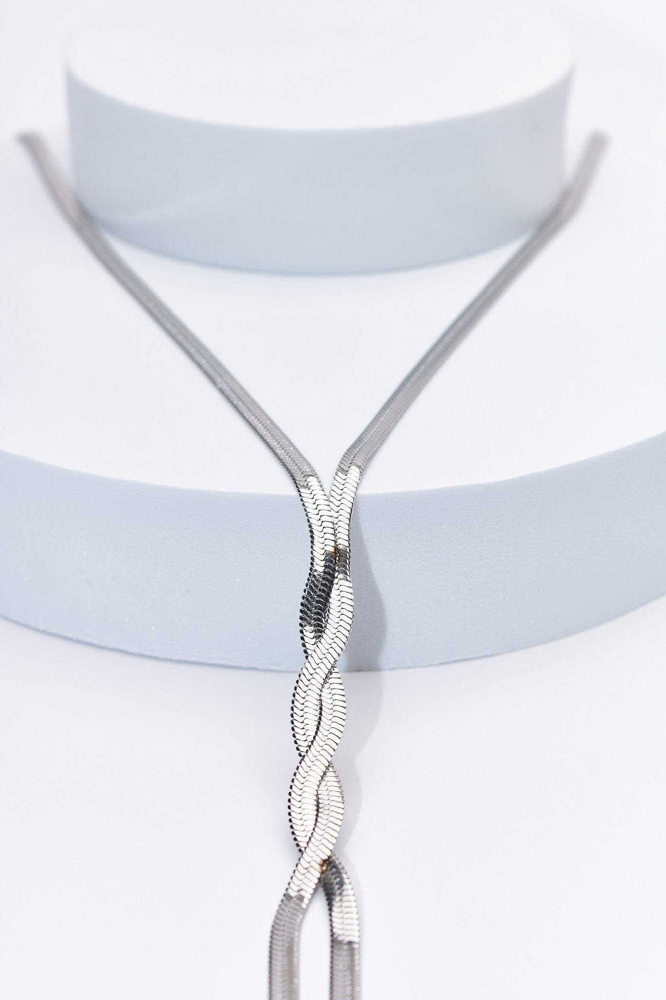 Collar serpiente trenzado plateado — baño plateado