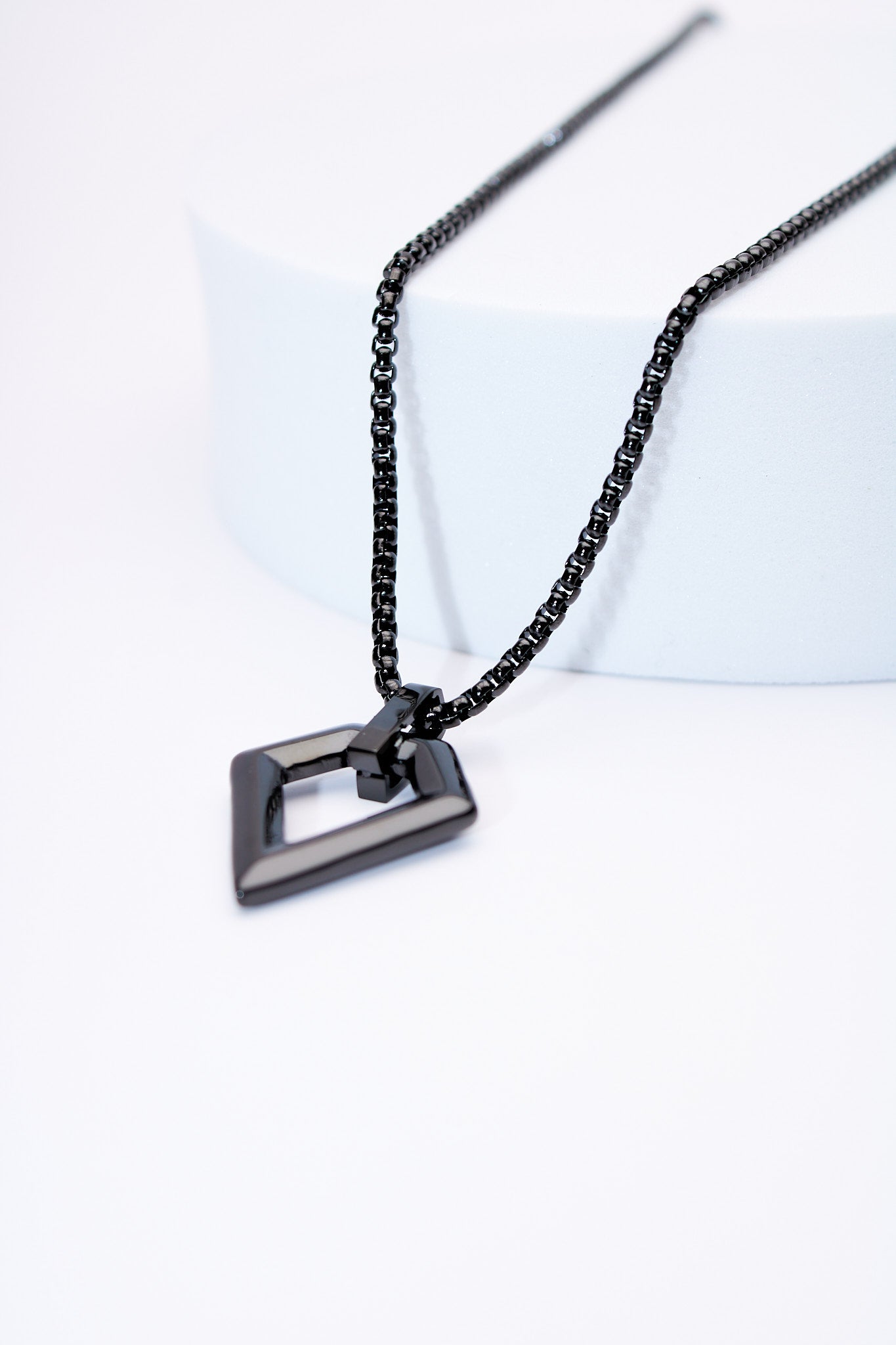 Collar con Dije Geométrico Negro