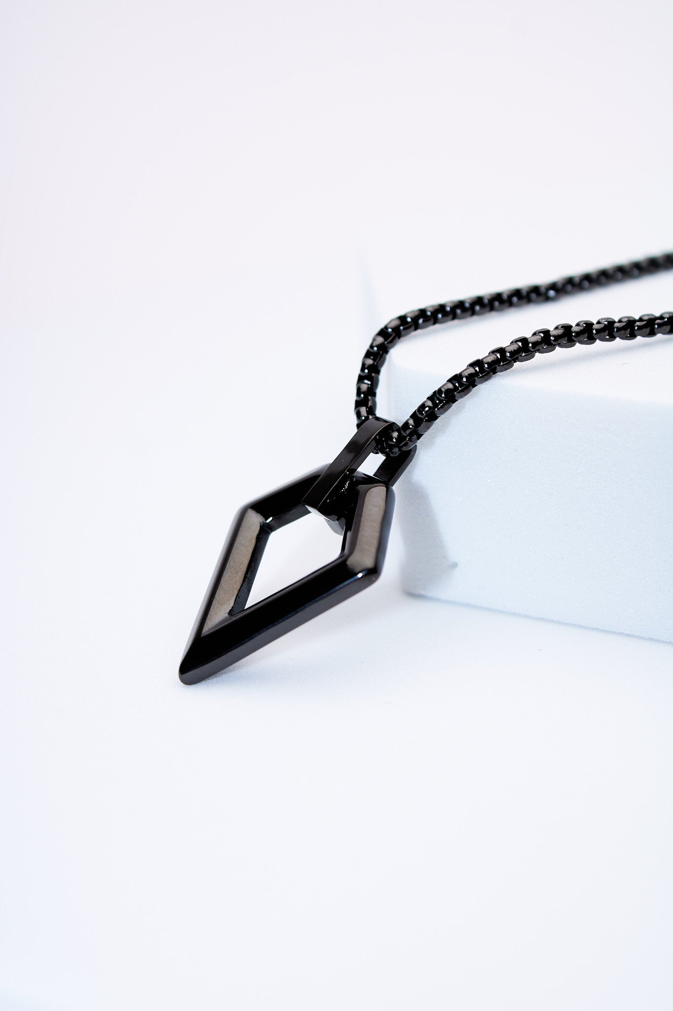 Collar con Dije Geométrico Negro