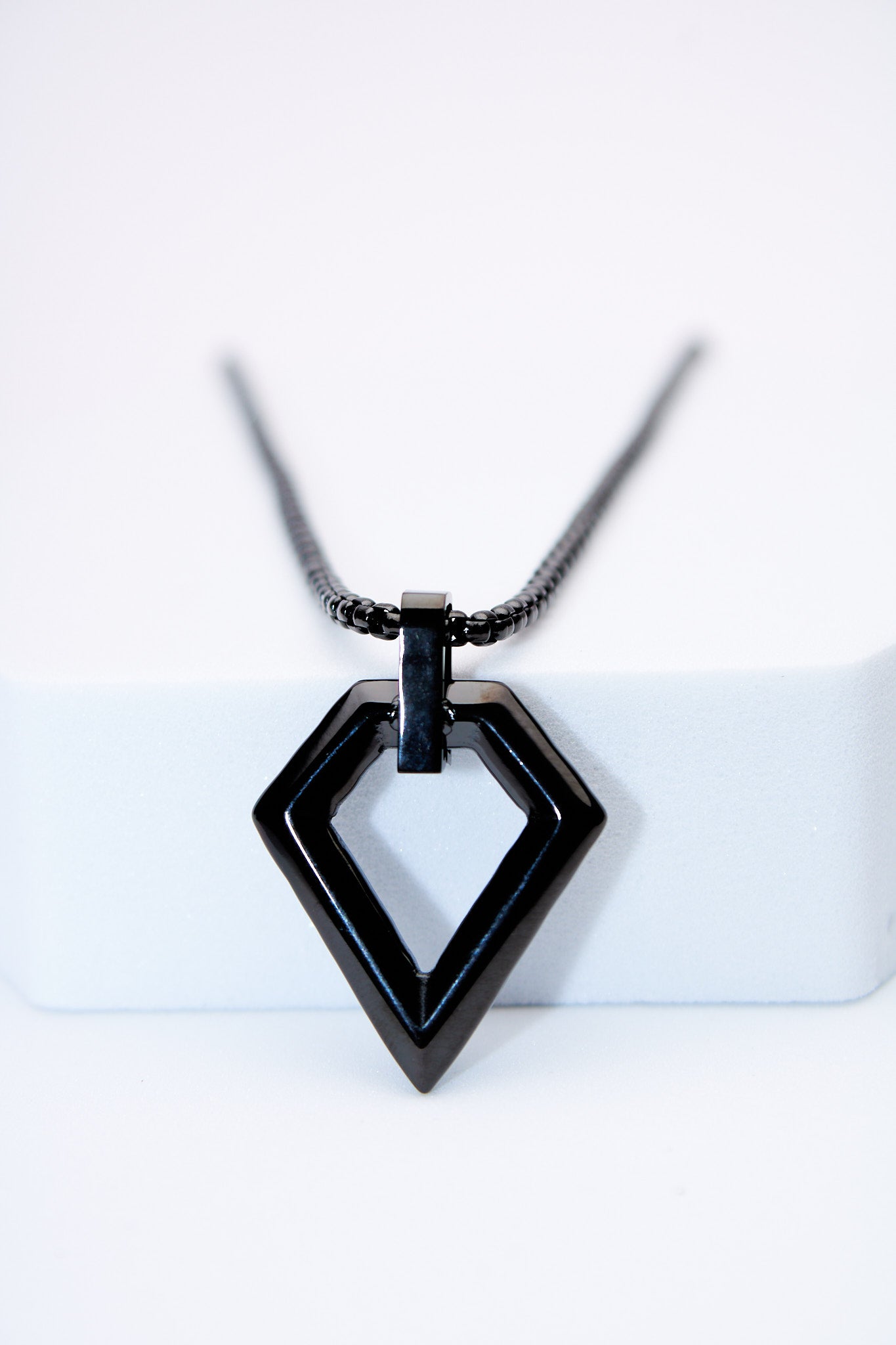 Collar con Dije Geométrico Negro