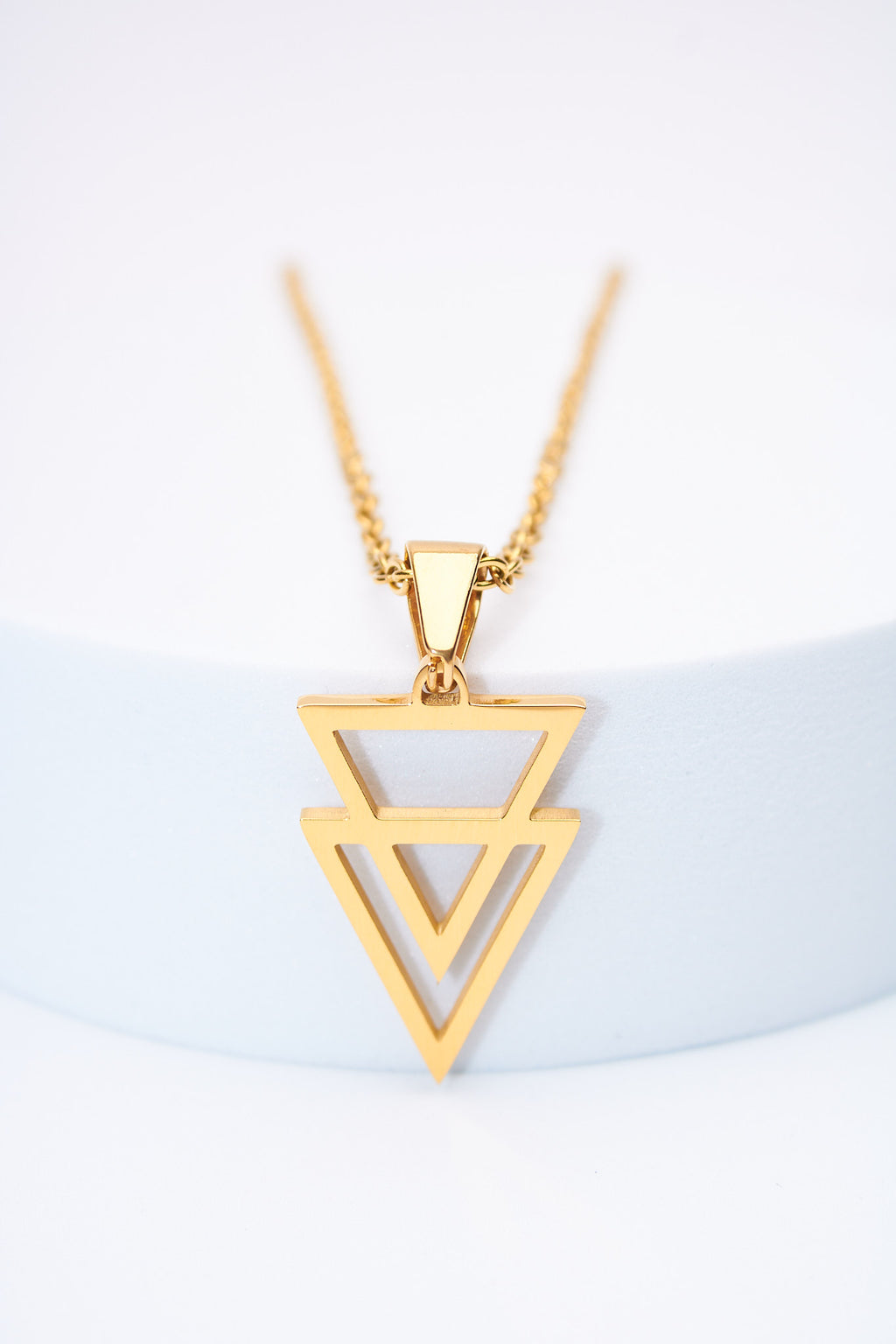 Collar triángulos geométricos — baño dorado, cadena de eslabones