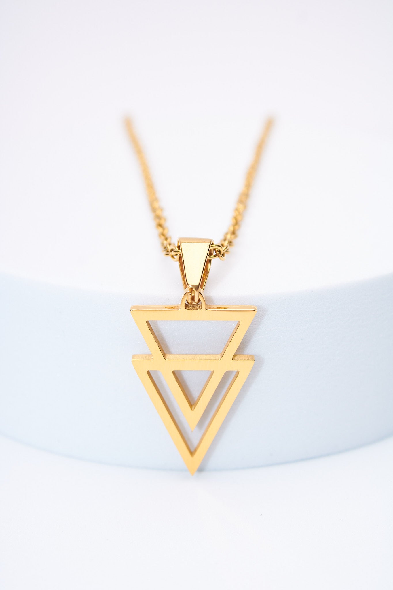 Collar triángulos geométricos — baño dorado, cadena de eslabones