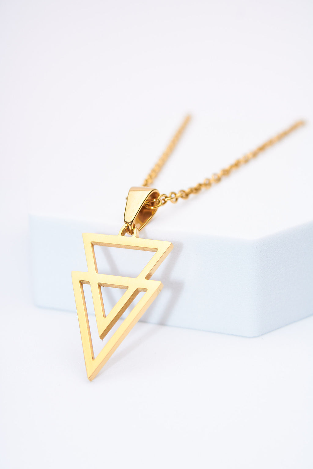 Collar triángulos geométricos — baño dorado, cadena de eslabones