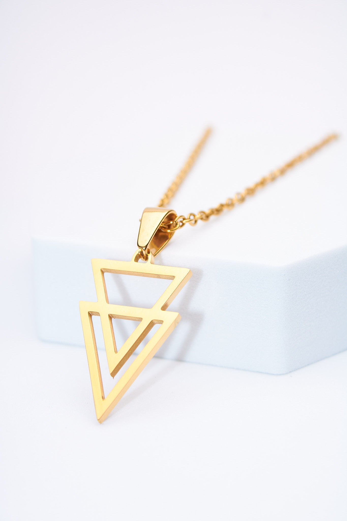 Collar triángulos geométricos — baño dorado, cadena de eslabones