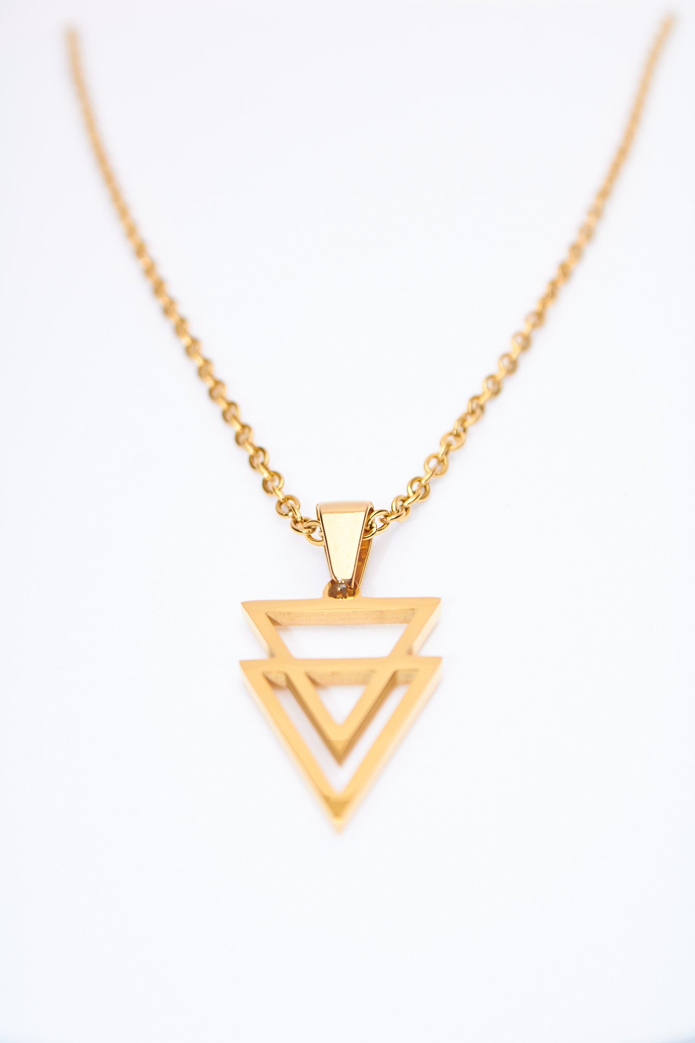 Collar triángulos geométricos — baño dorado, cadena de eslabones