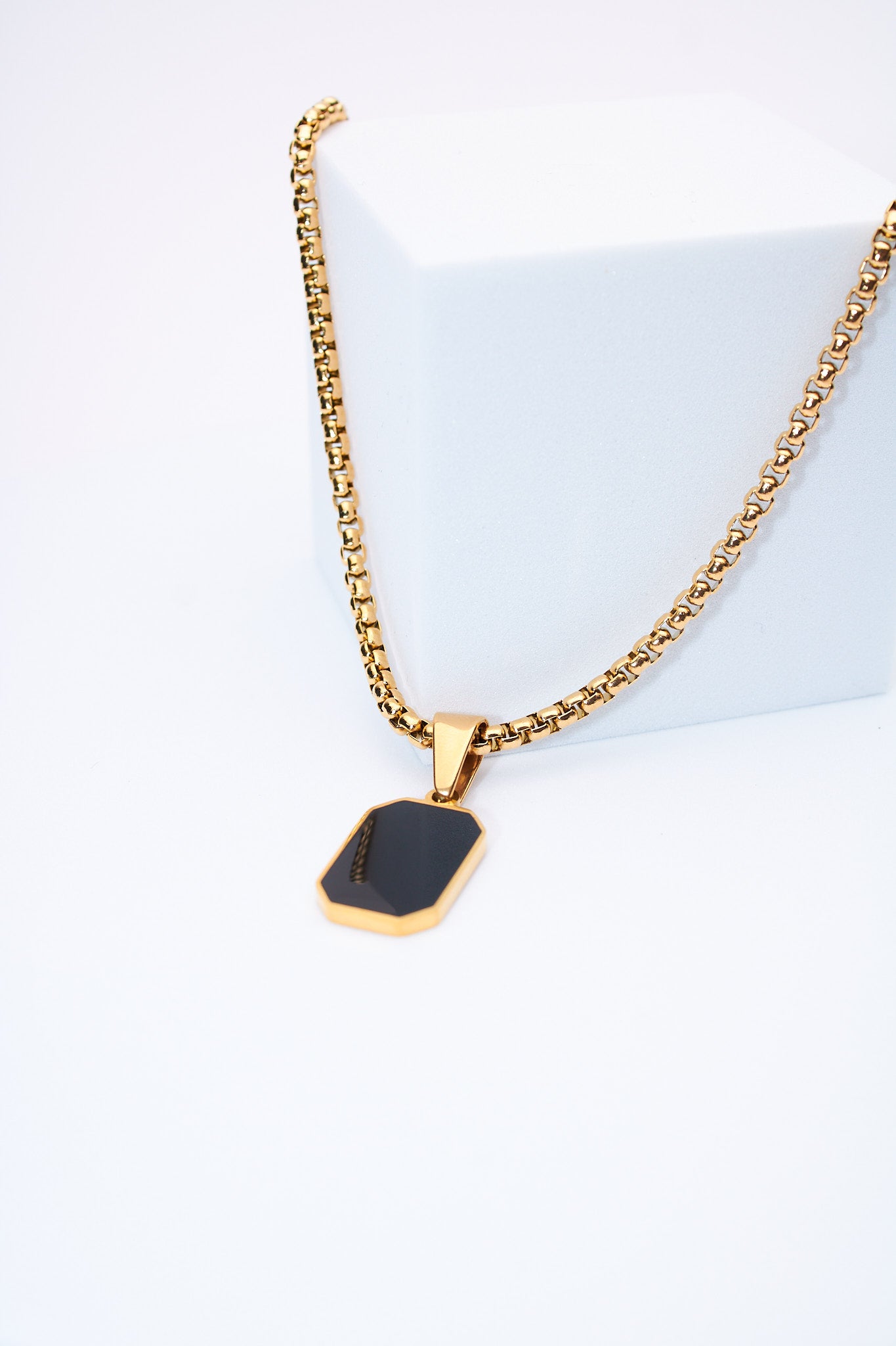 Collar placa octogonal negra — baño dorado, cadena eslabón resistente