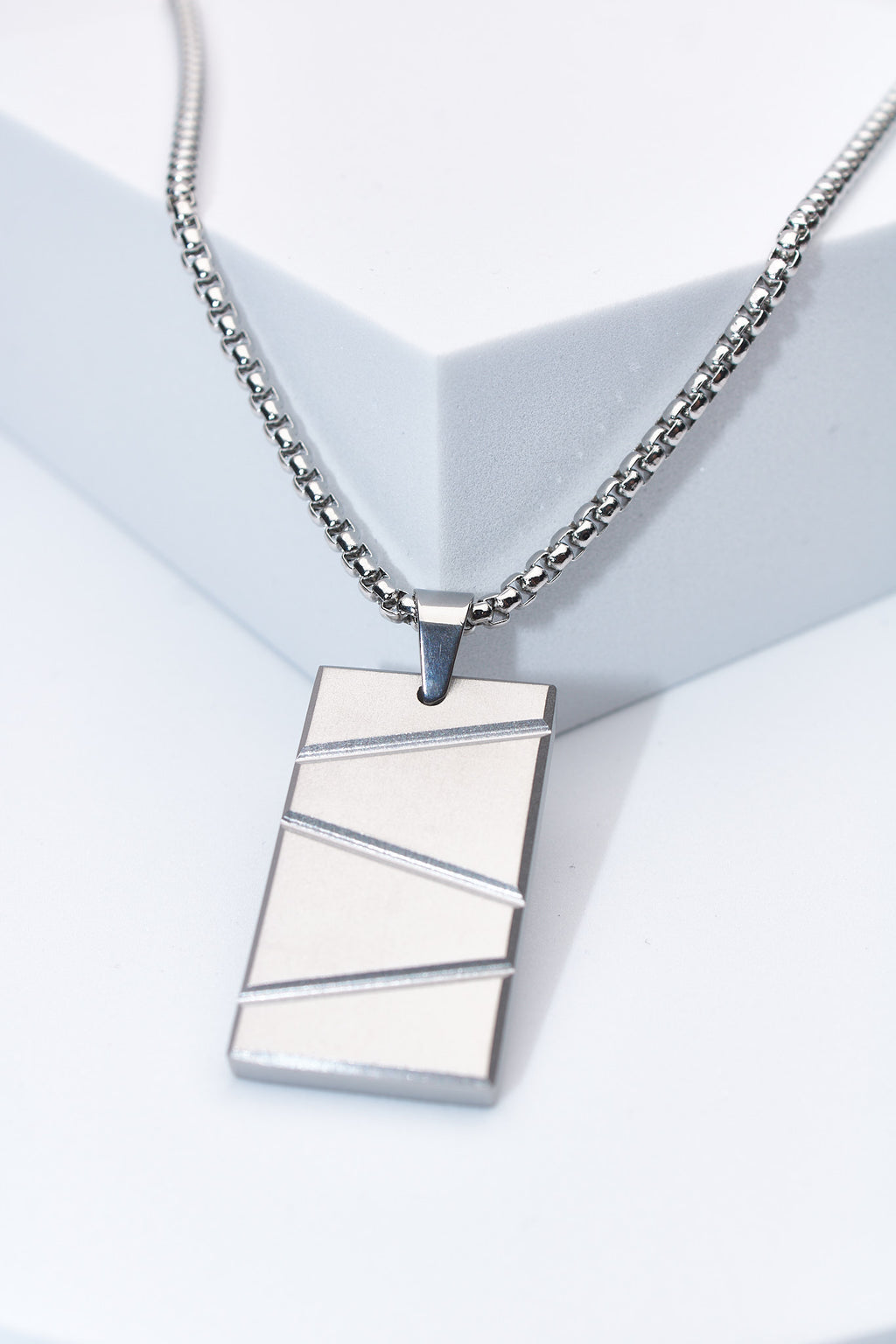 Collar placa rectangular con relieve diagonal — acero inoxidable