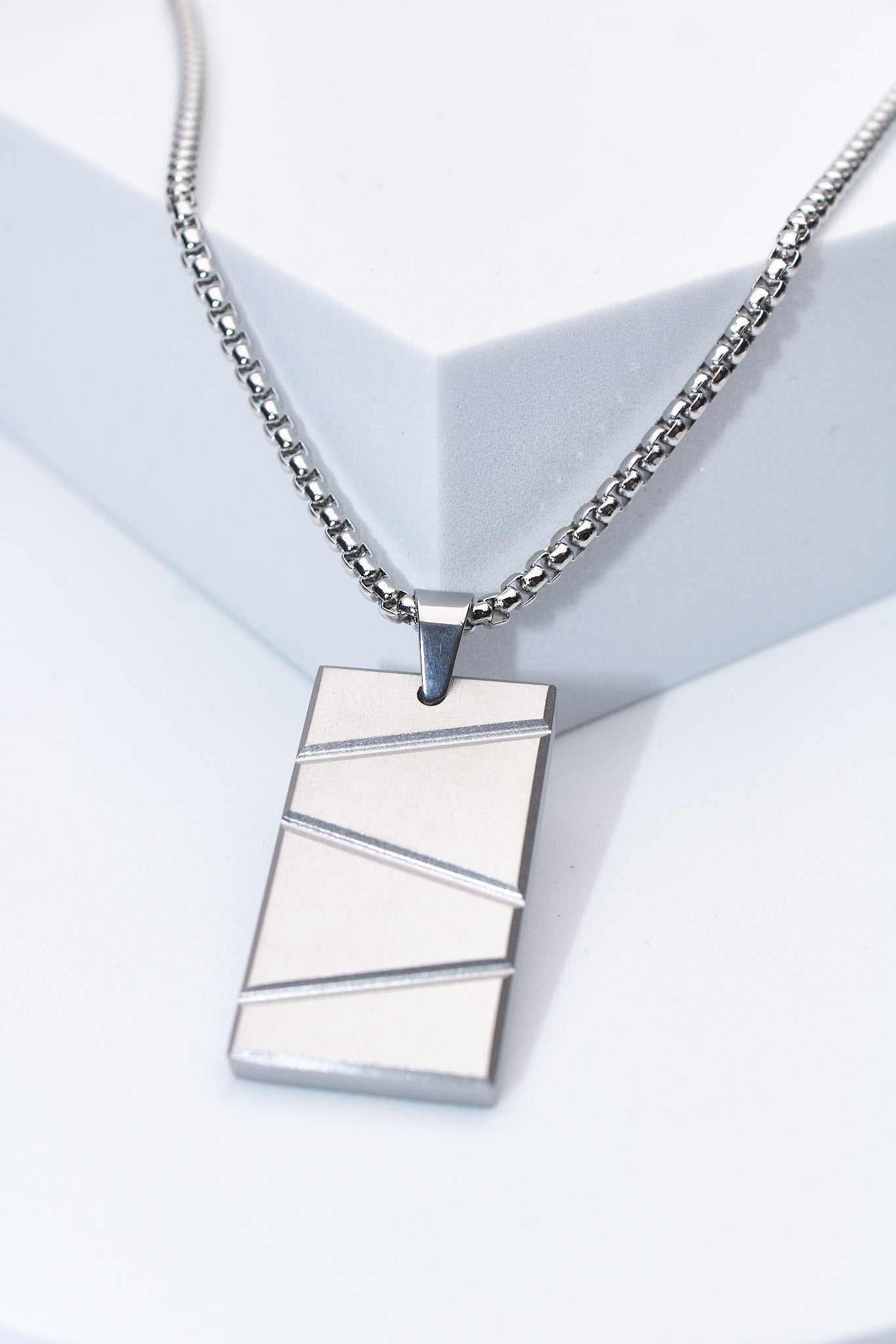 Collar placa rectangular con relieve diagonal — acero inoxidable