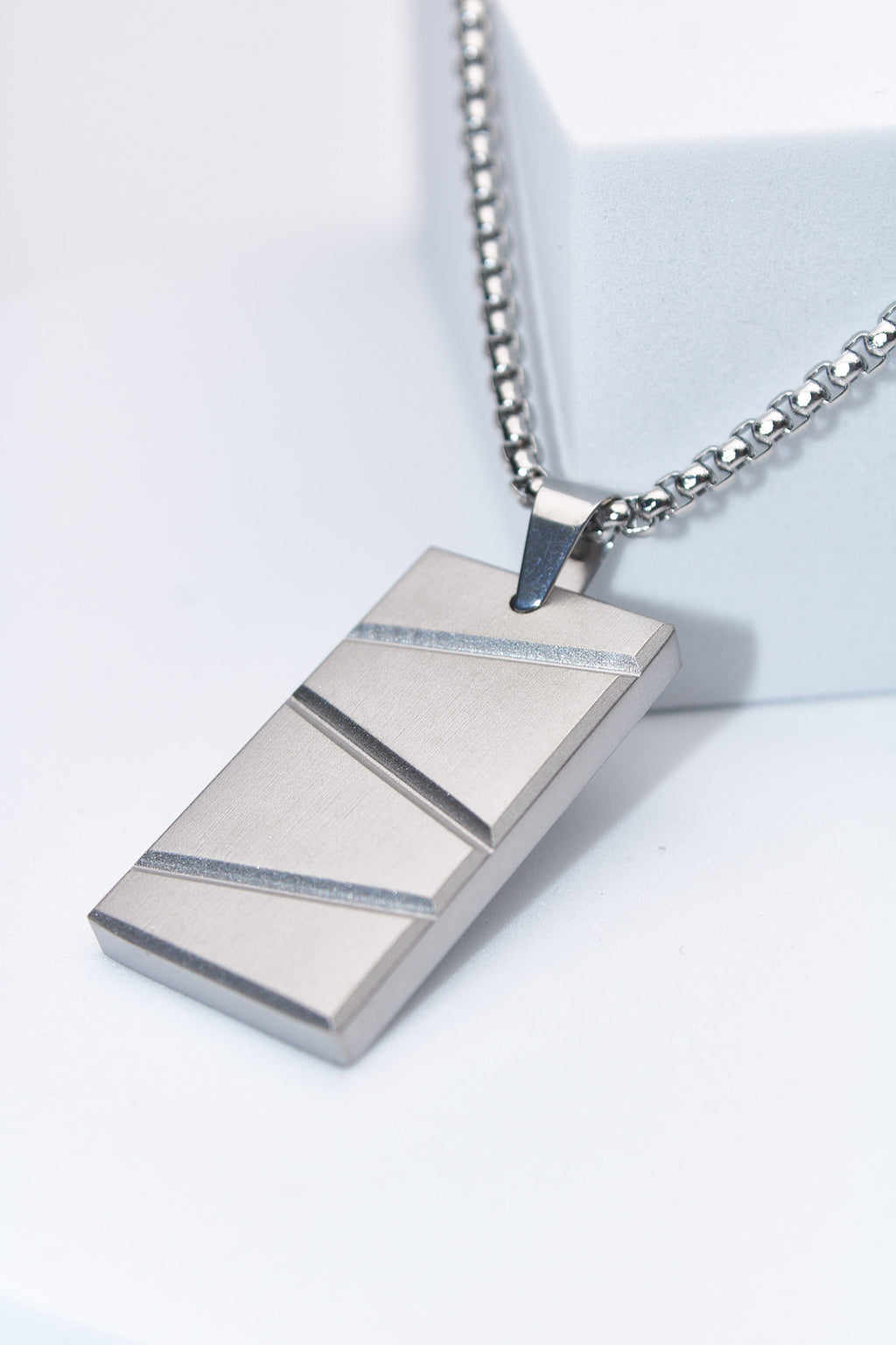 Collar placa rectangular con relieve diagonal — acero inoxidable