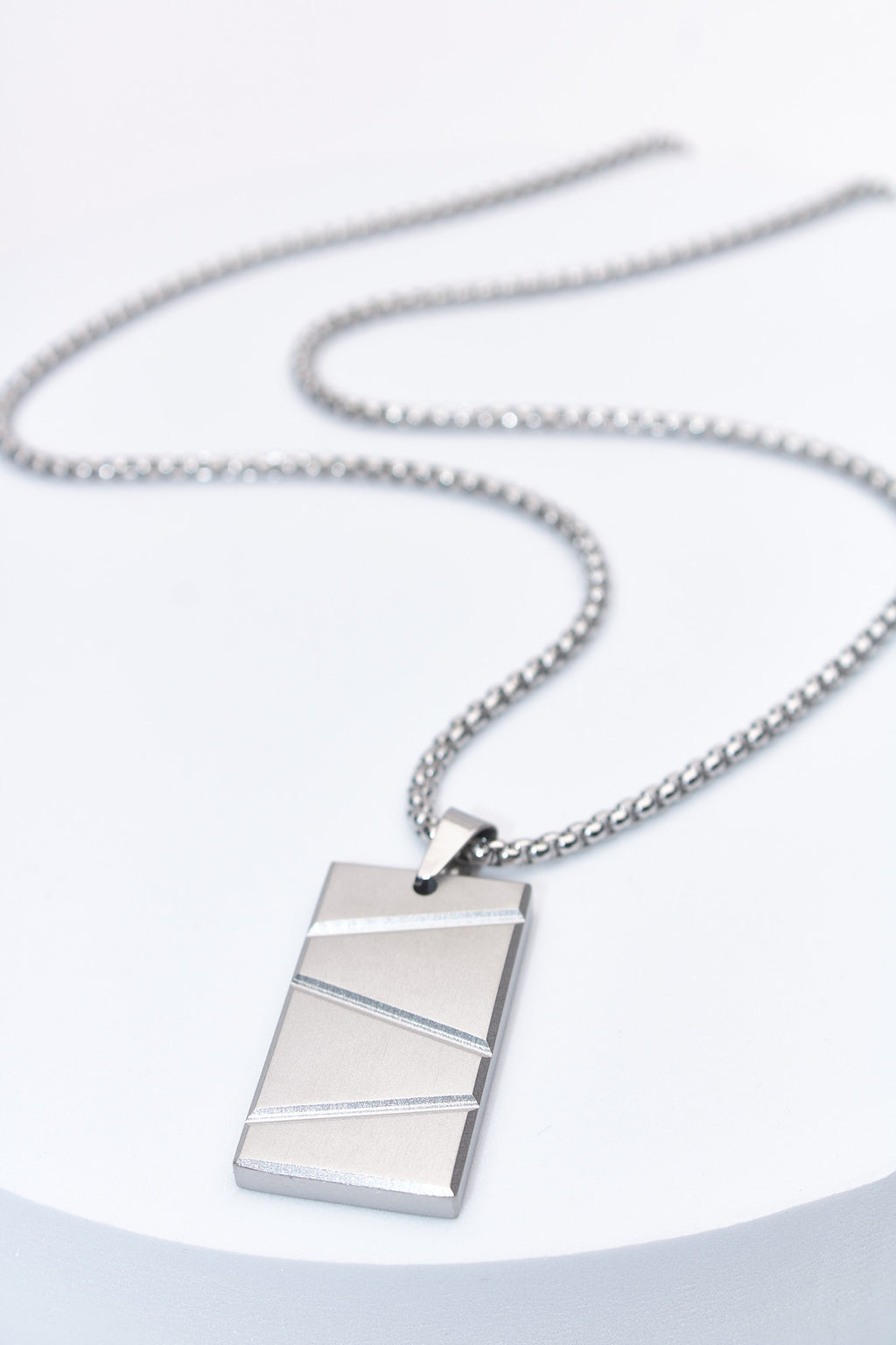 Collar placa rectangular con relieve diagonal — acero inoxidable