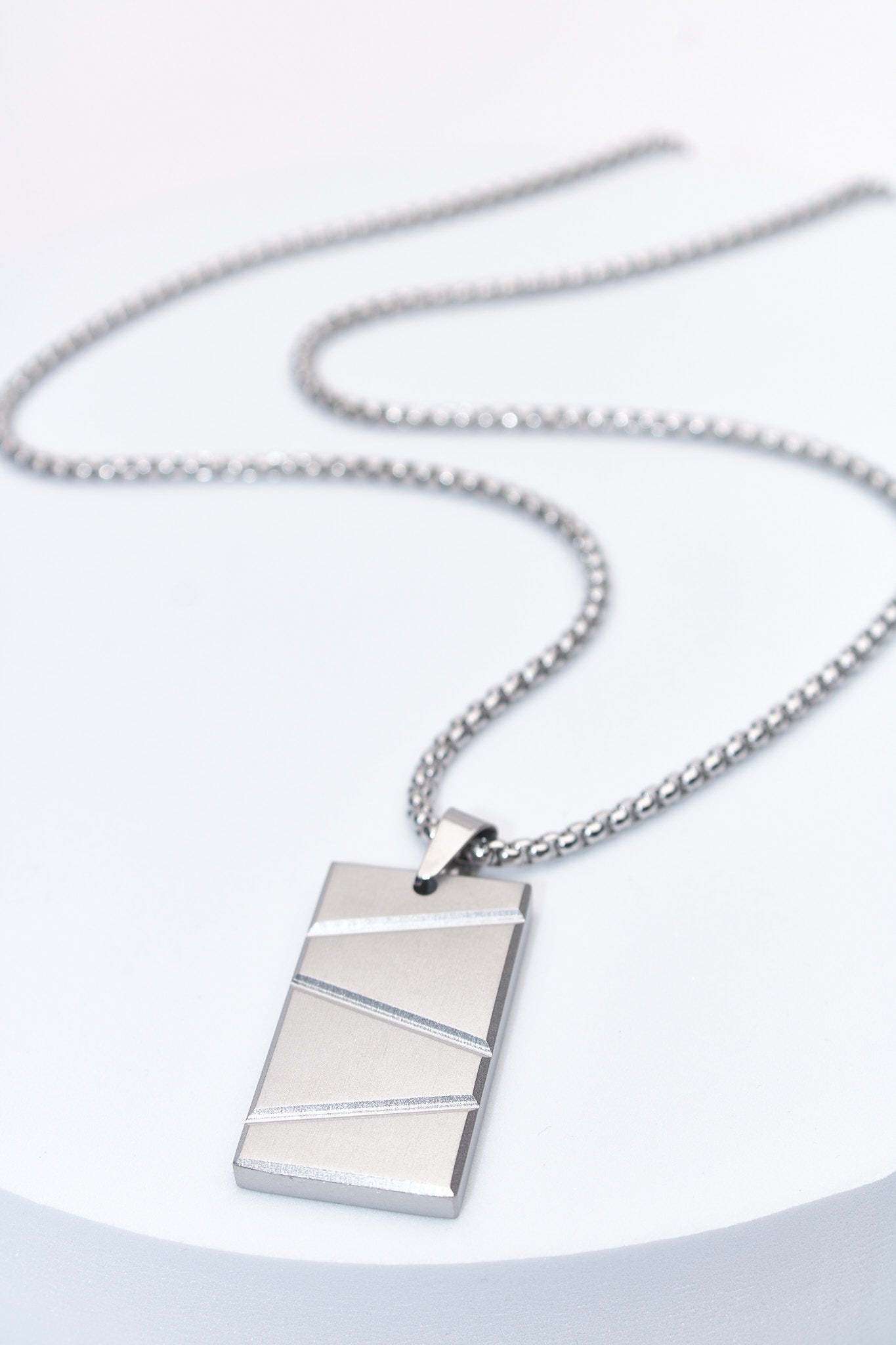 Collar placa rectangular con relieve diagonal — acero inoxidable