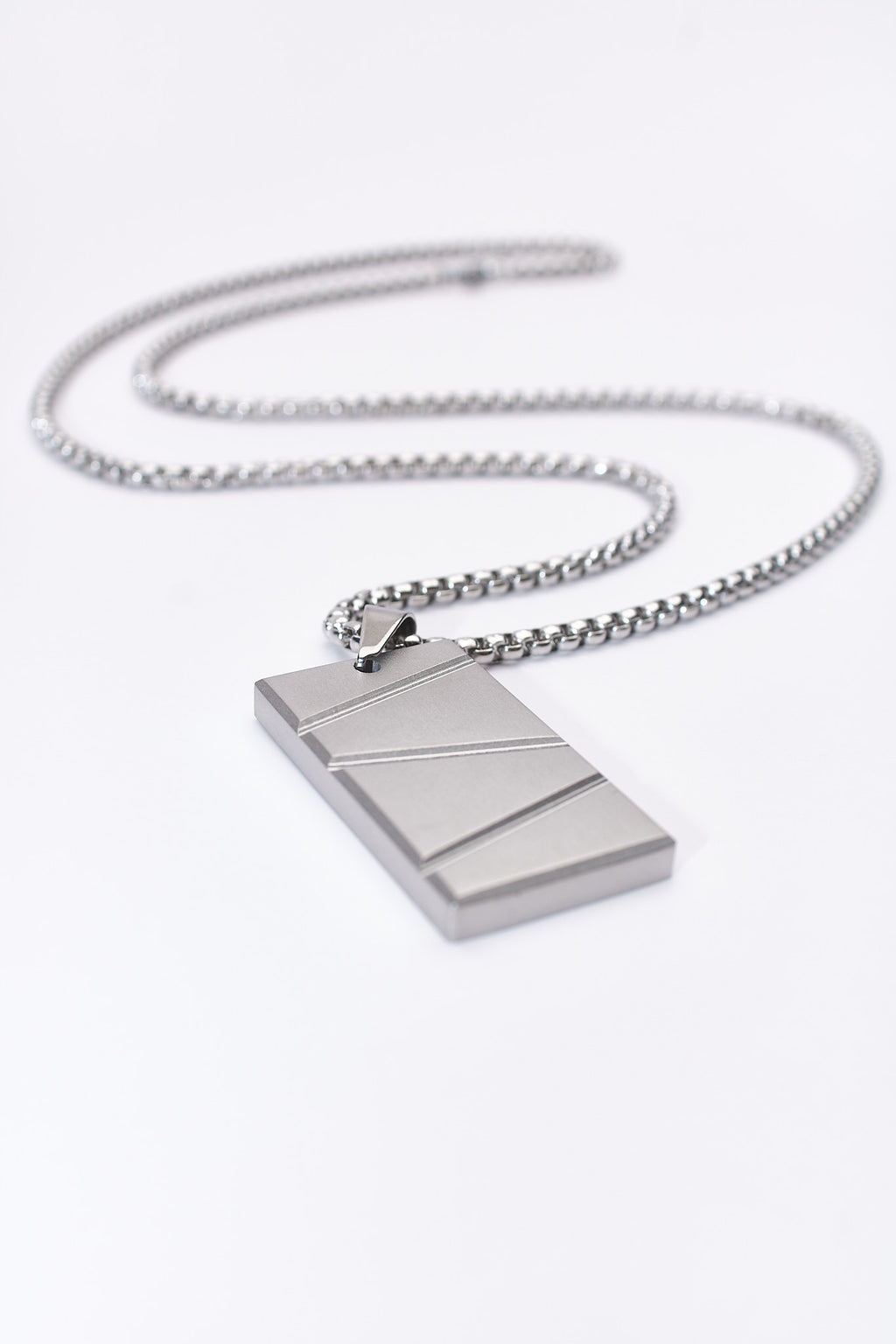 Collar placa rectangular con relieve diagonal — acero inoxidable