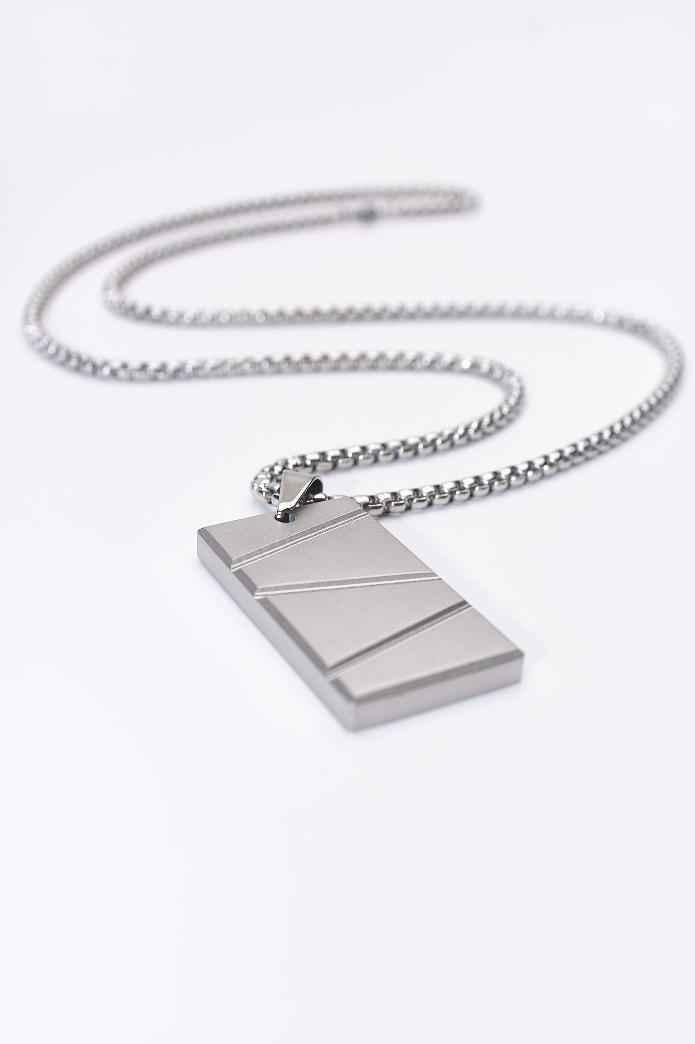 Collar placa rectangular con relieve diagonal — acero inoxidable