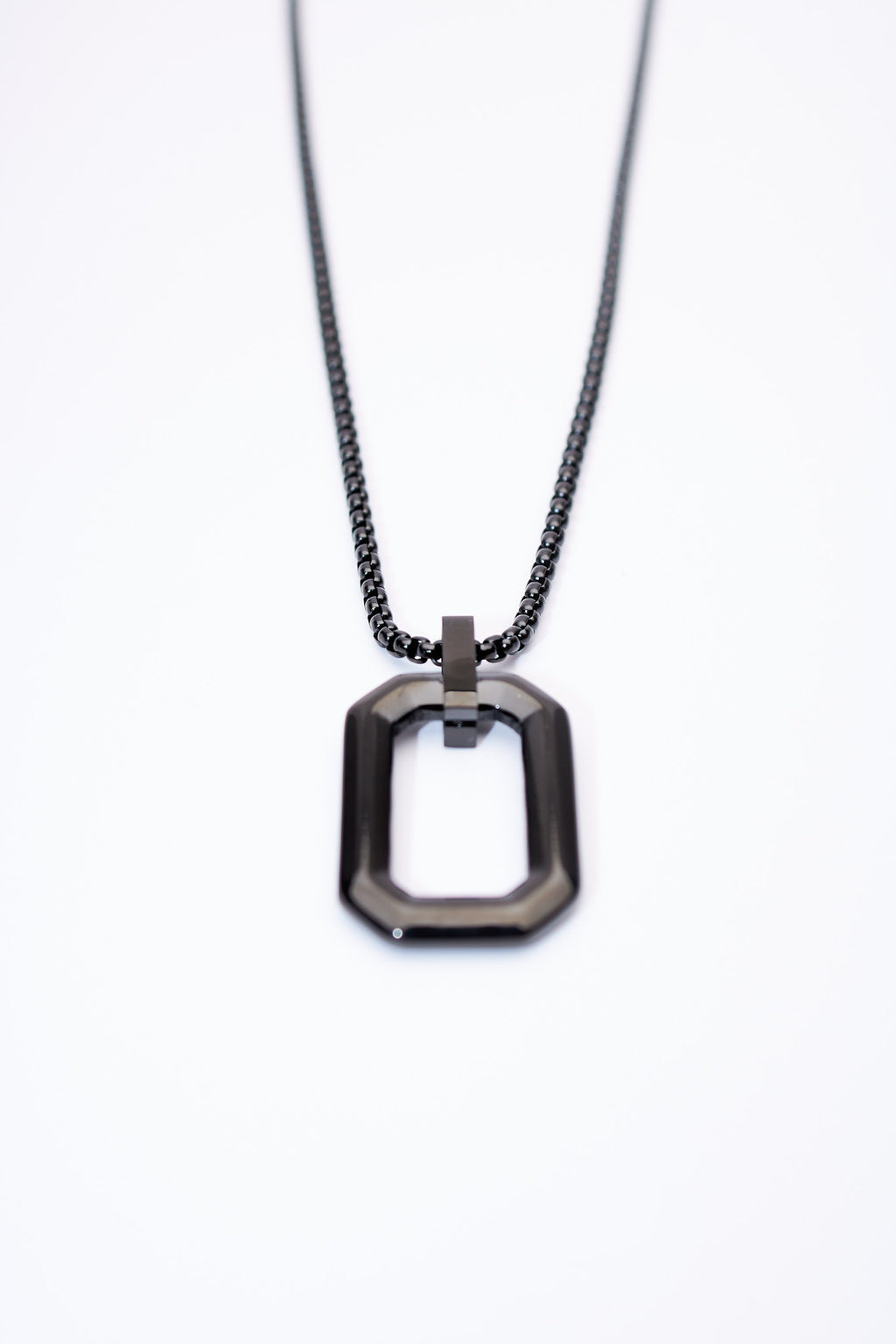 Collar placa octogonal hueca — acero negro