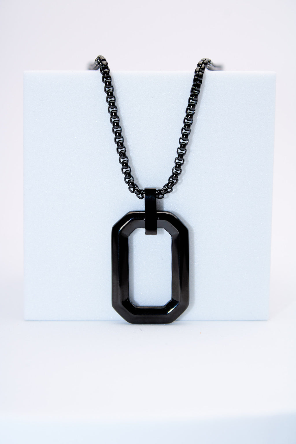 Collar placa octogonal hueca — acero negro