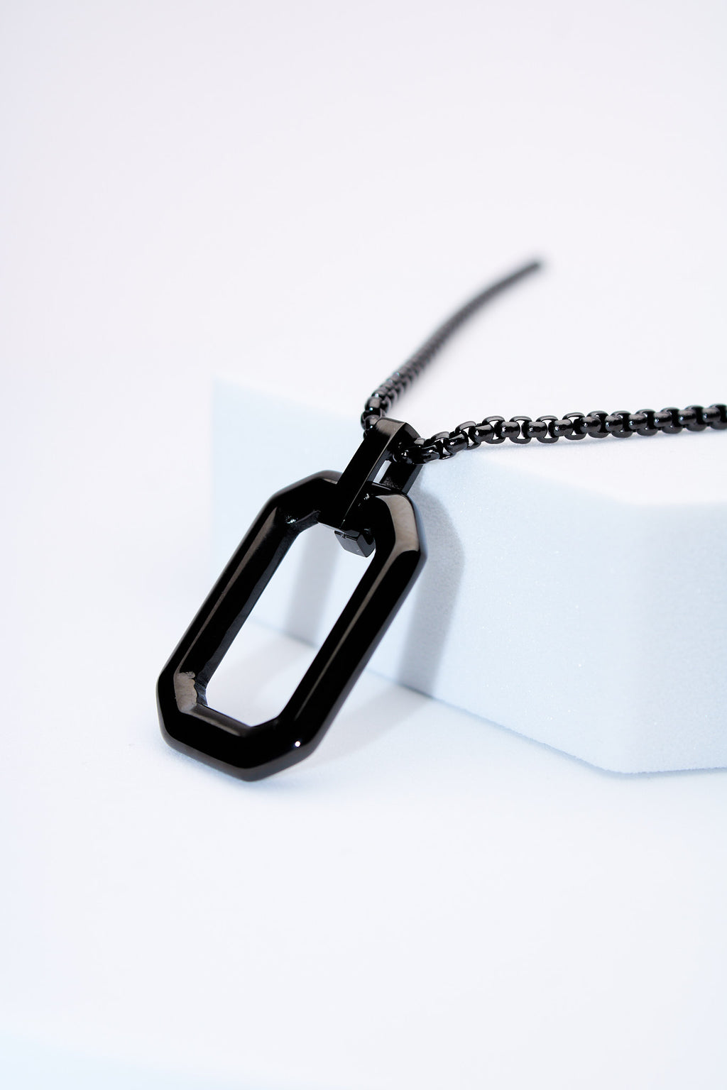 Collar placa octogonal hueca — acero negro