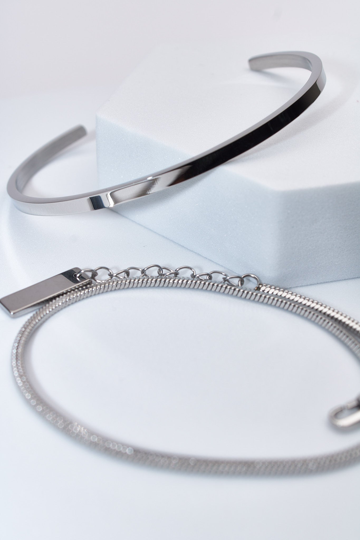 Pulsera rígida pulida negra + cadena serpiente plateada