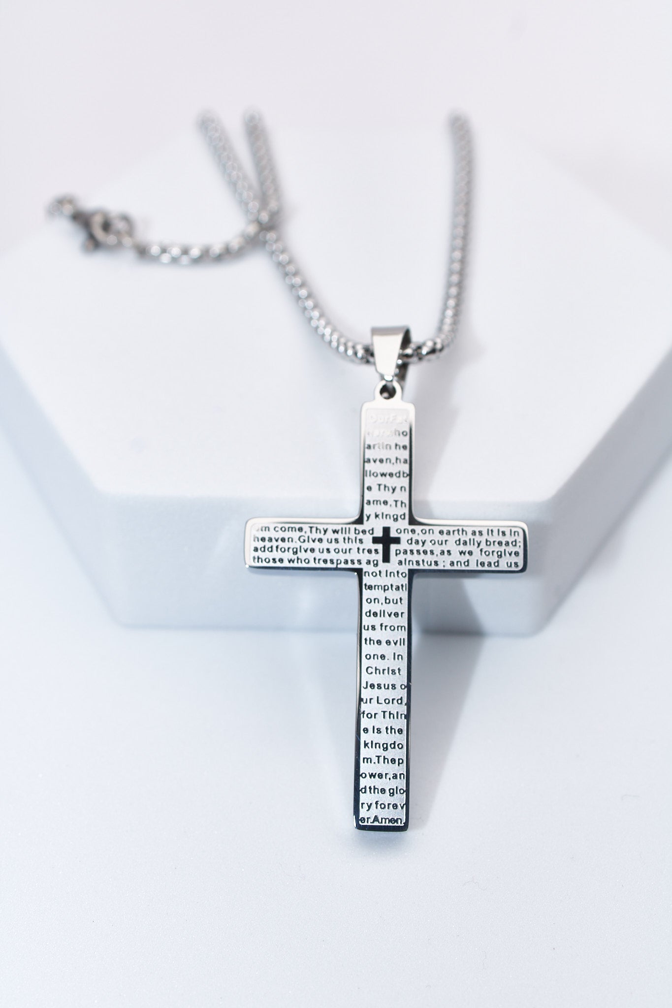 Collar cruz grabada plateada — acero inoxidable