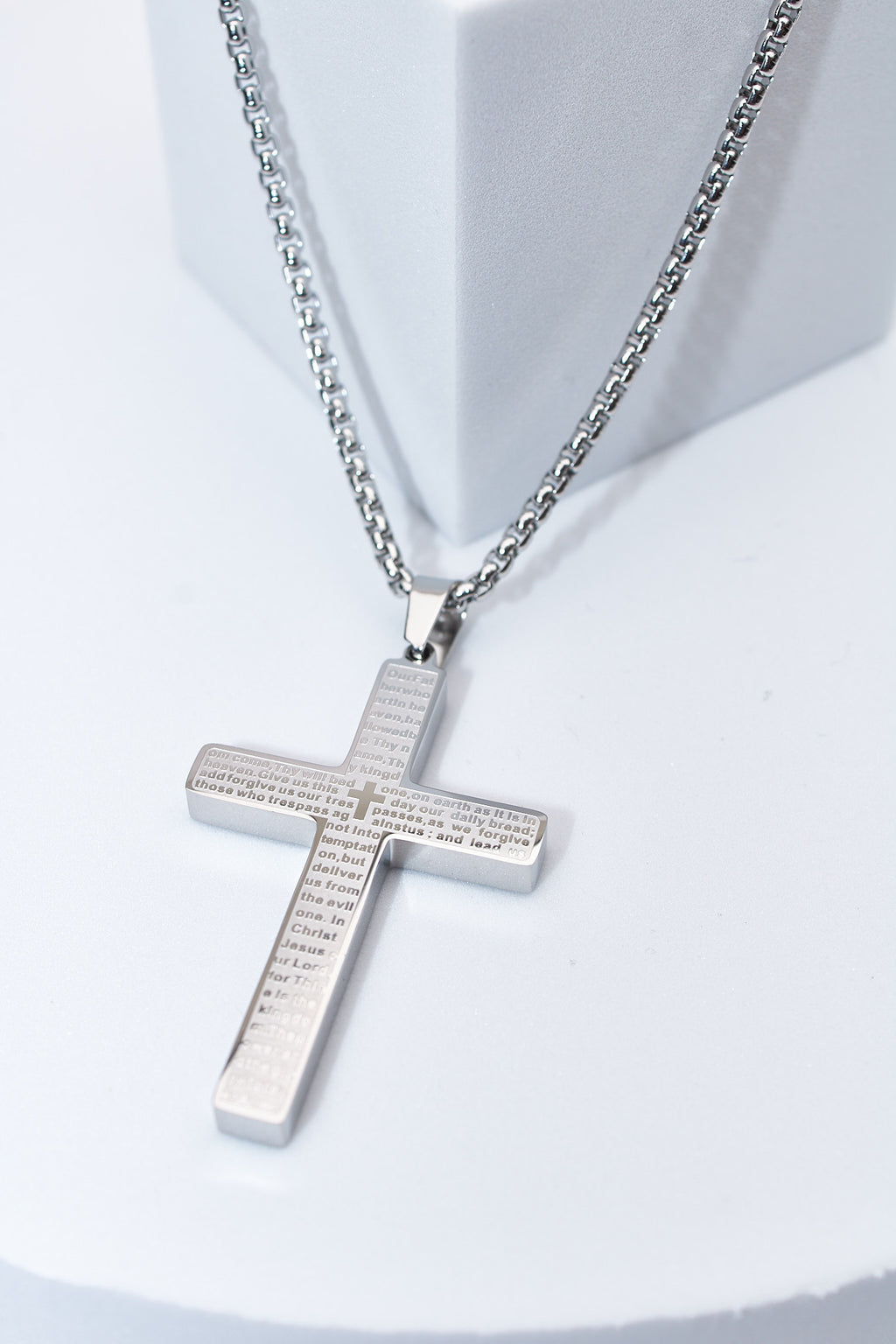 Collar cruz grabada plateada — acero inoxidable