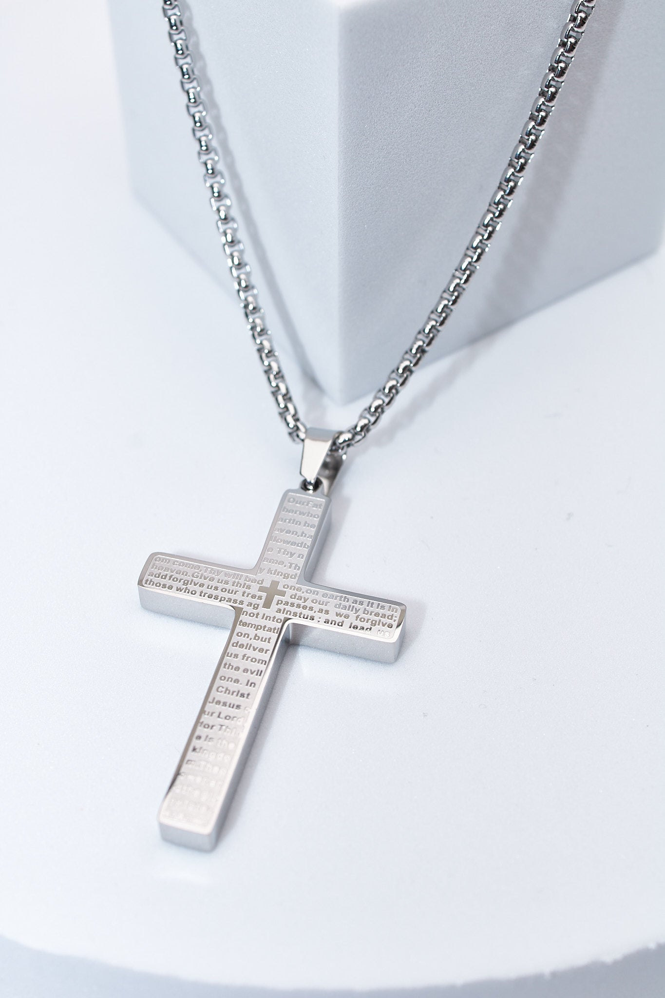 Collar cruz grabada plateada — acero inoxidable