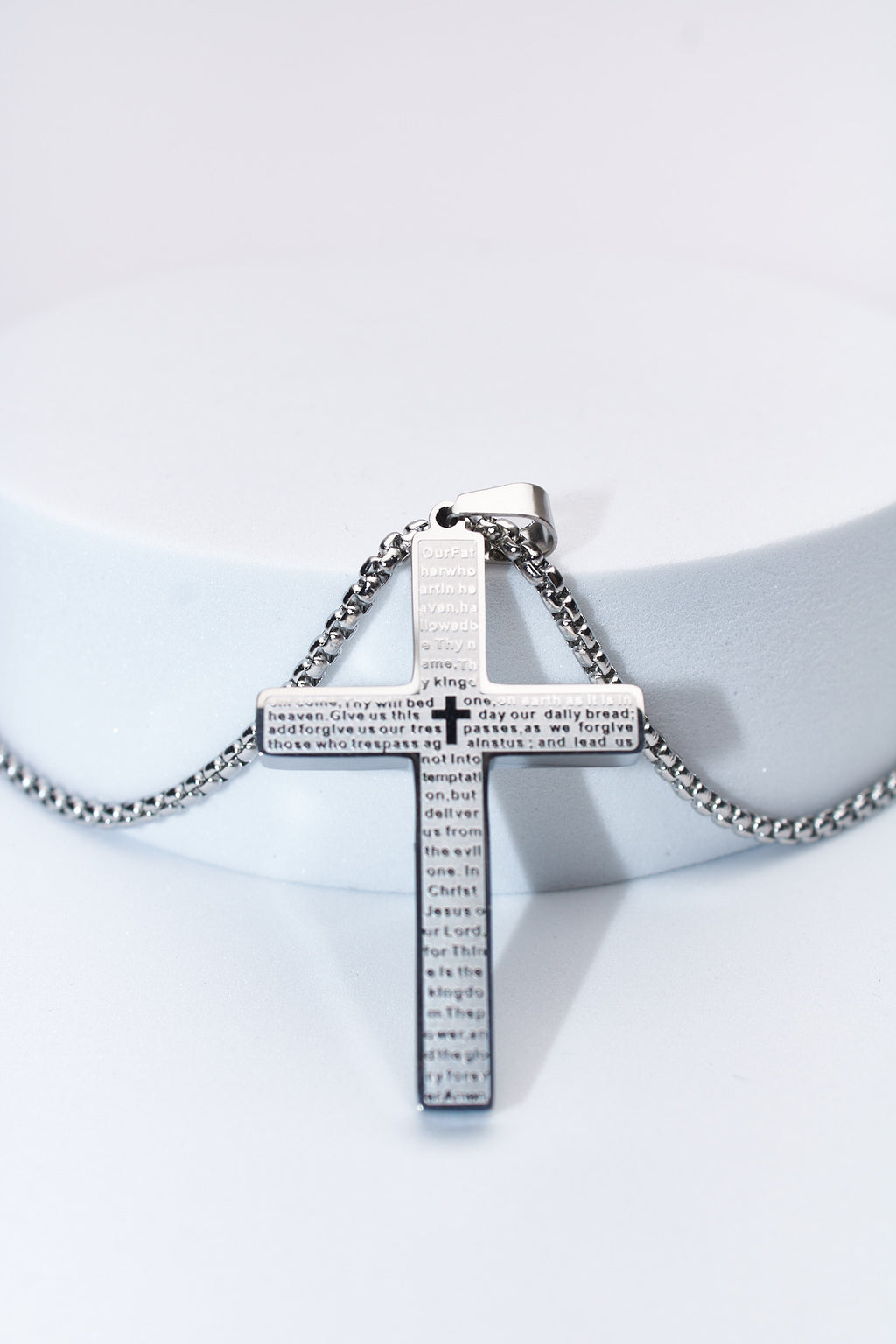 Collar cruz grabada plateada — acero inoxidable