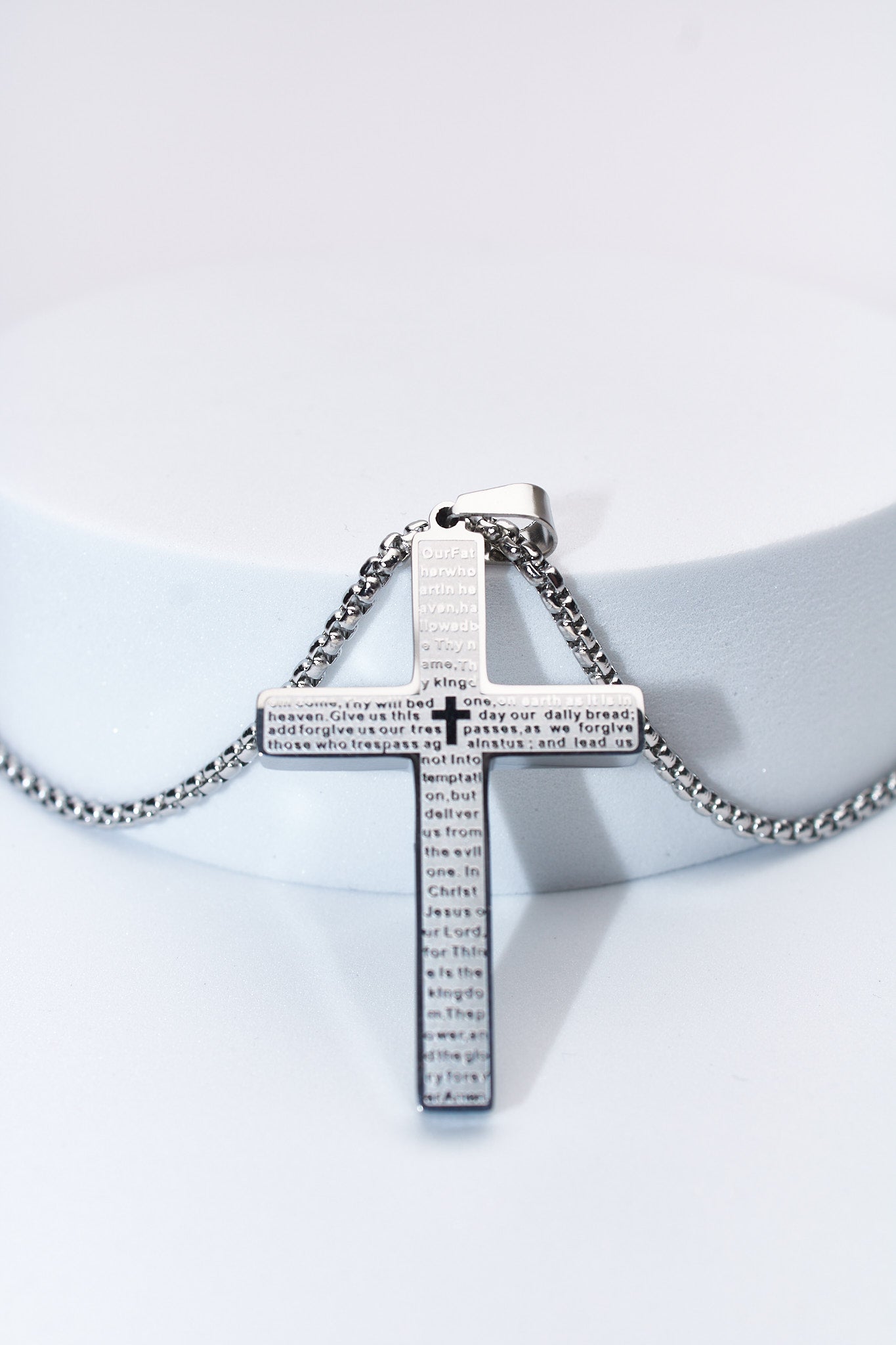 Collar cruz grabada plateada — acero inoxidable