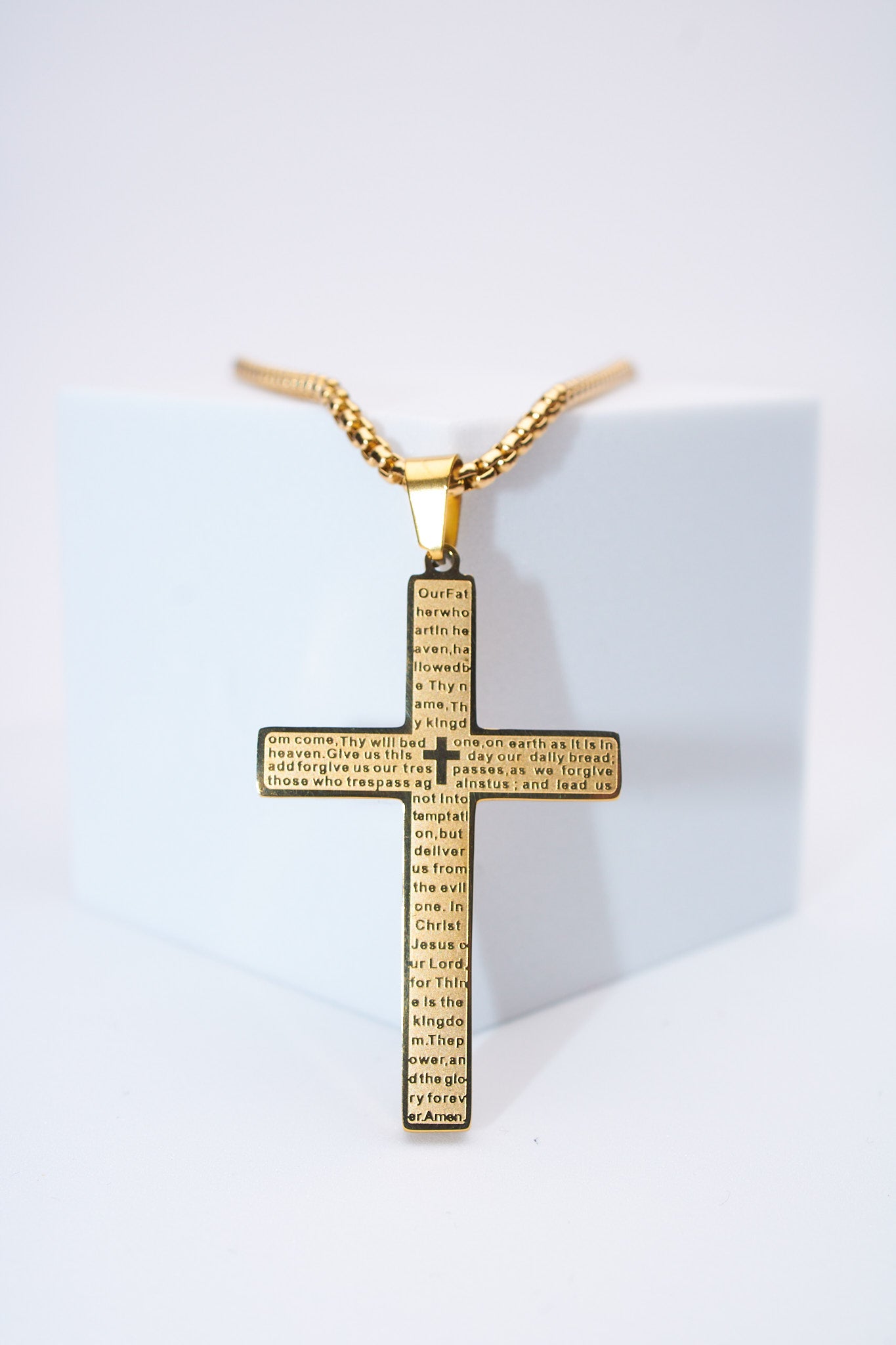 Collar cruz grabada dorada — acero inoxidable