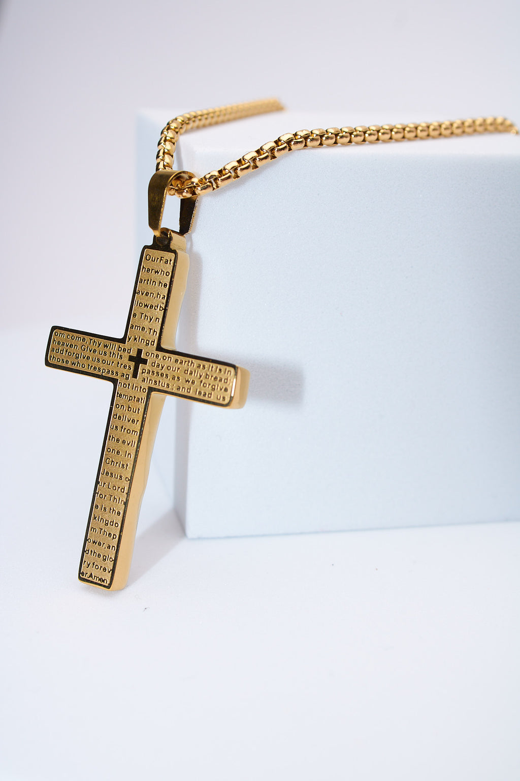 Collar cruz grabada dorada — acero inoxidable