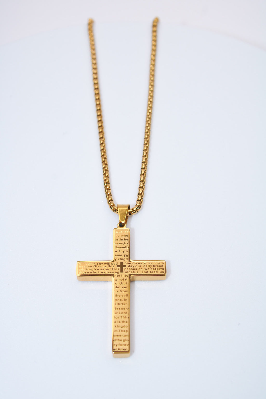 Collar cruz grabada dorada — acero inoxidable