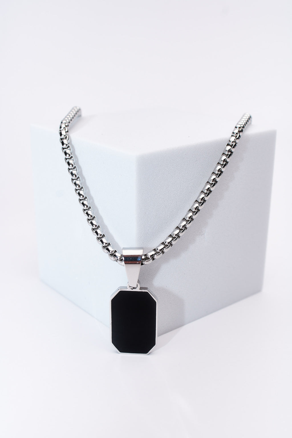Collar placa octogonal negra — acero inoxidable plateado
