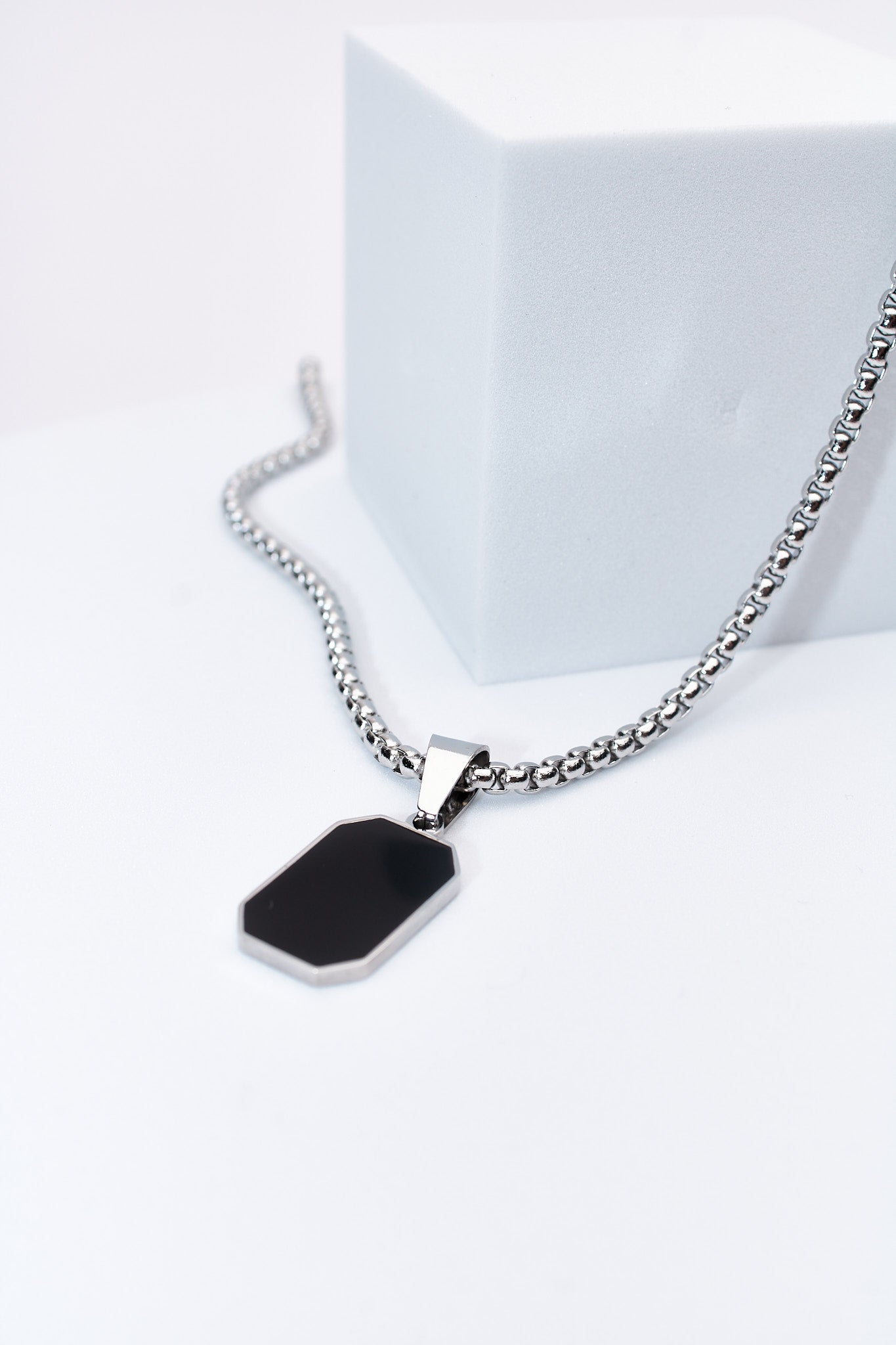 Collar placa octogonal negra — acero inoxidable plateado