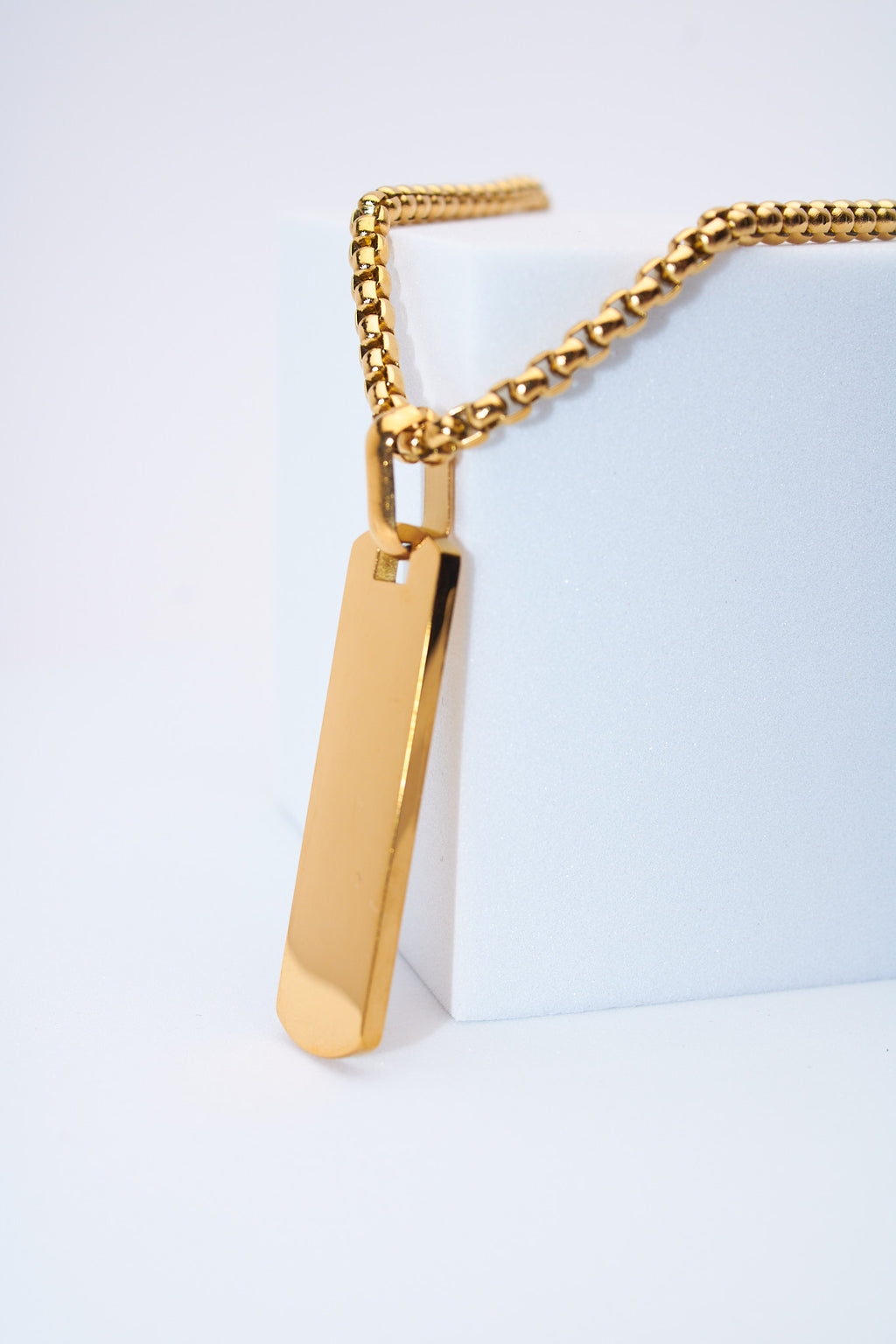 Collar placa rectangular dorada — acero inoxidable