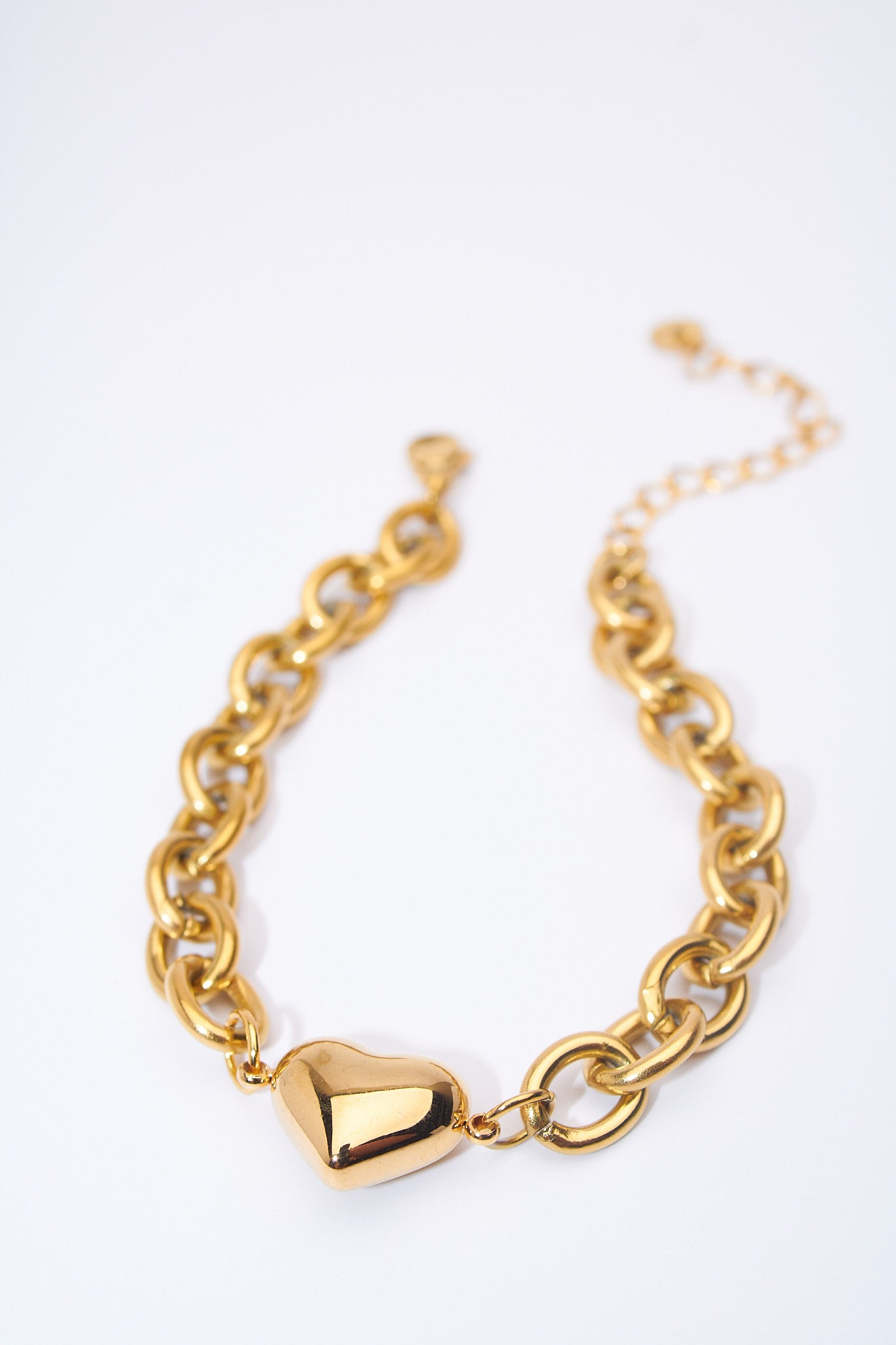 Pulsera cadena eslabón con corazón macizo — baño dorado