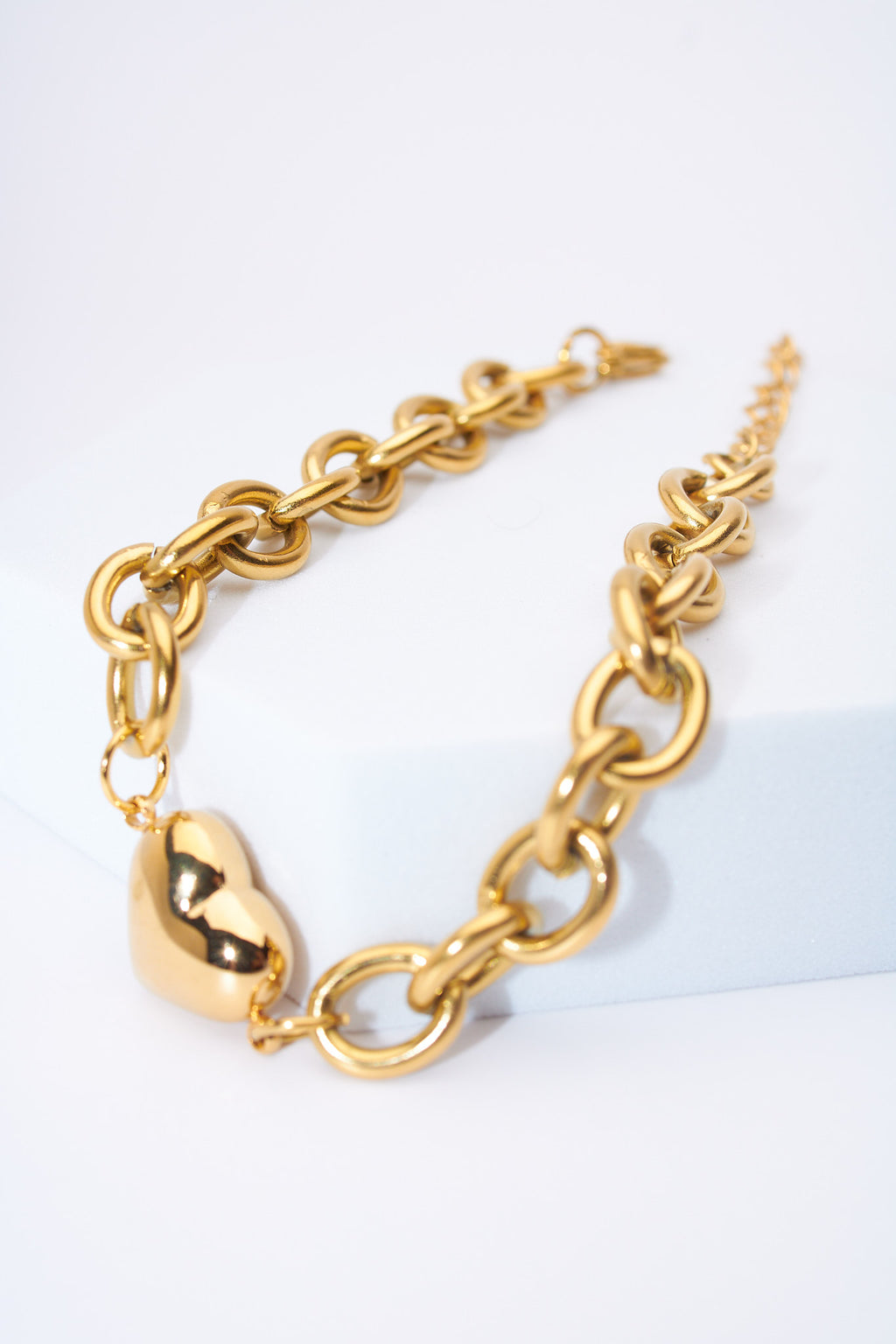 Pulsera cadena eslabón con corazón macizo — baño dorado