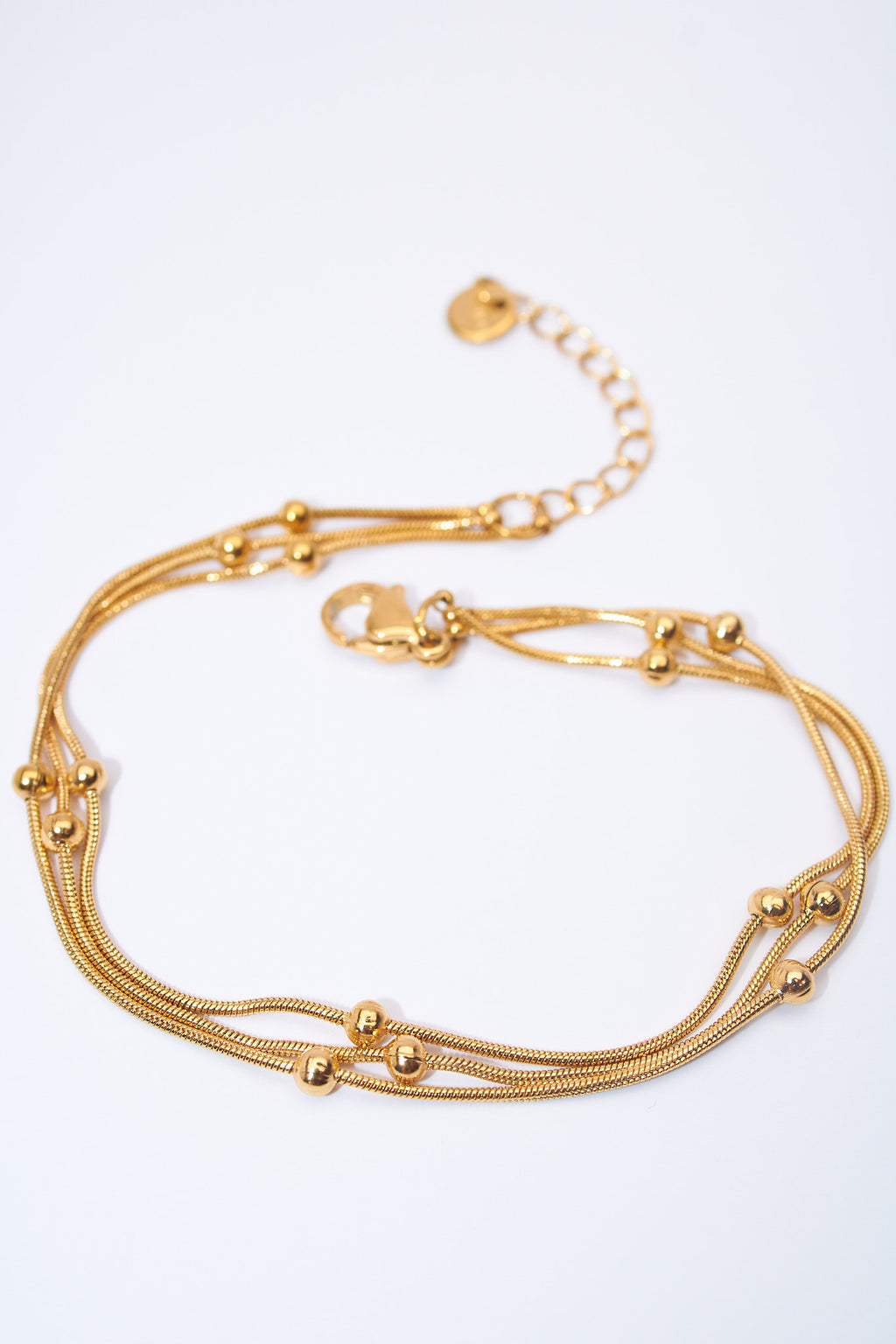 Pulsera malla triple con bolitas — baño dorado