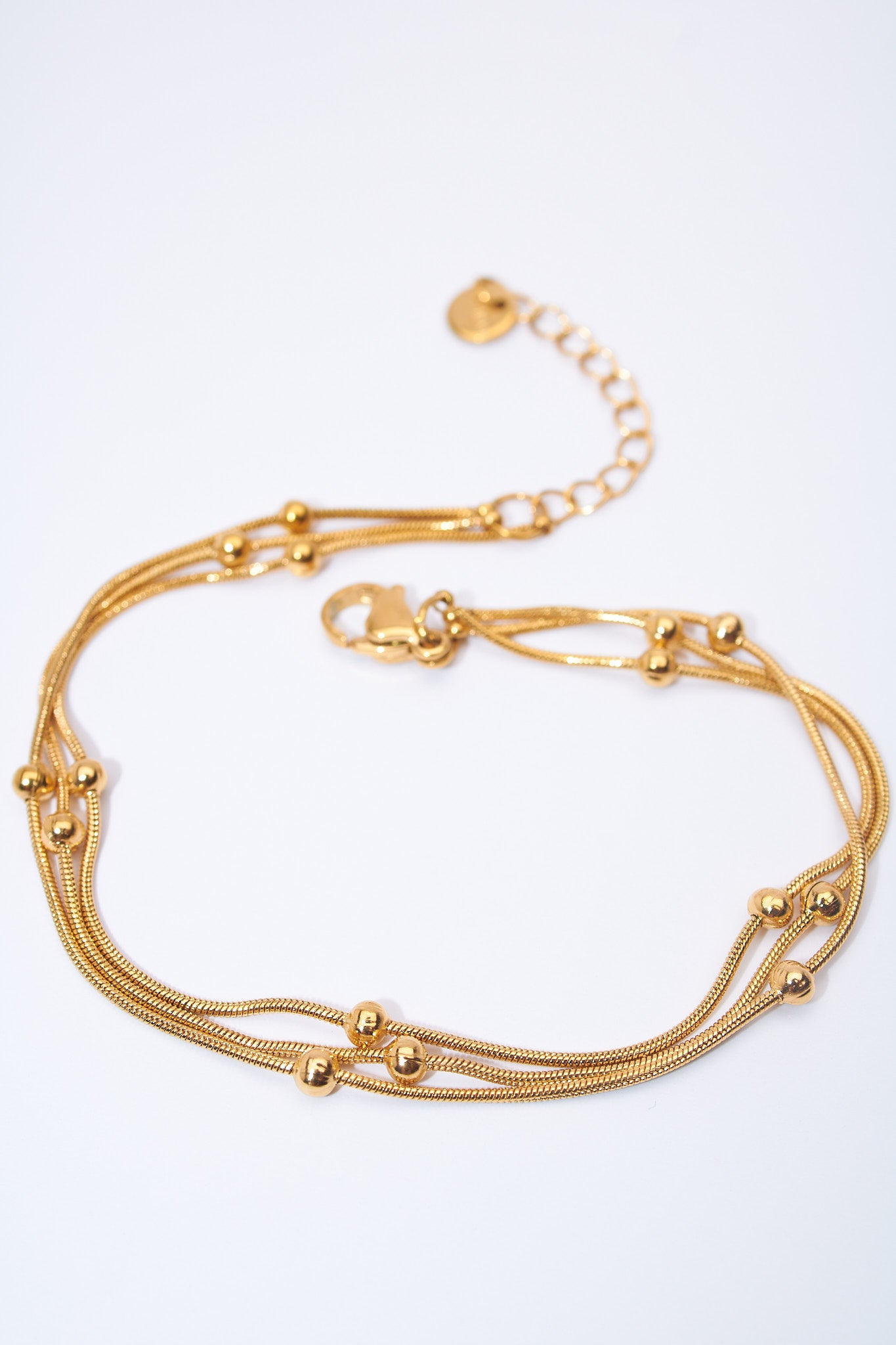 Pulsera malla triple con bolitas — baño dorado