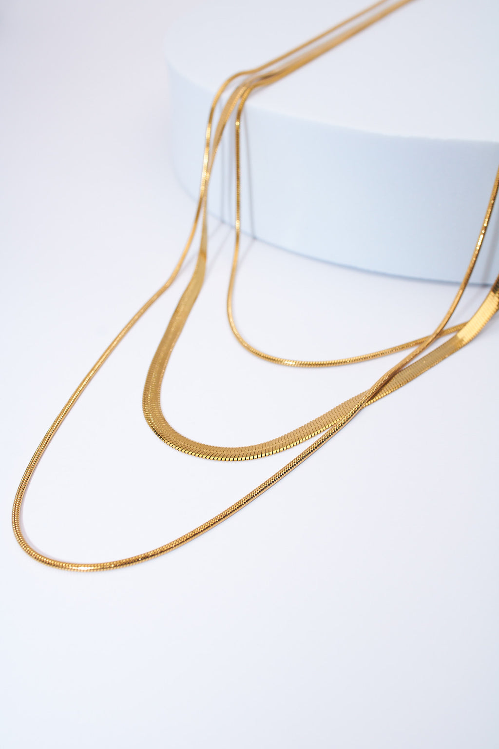 Collar triple capa serpiente dorado