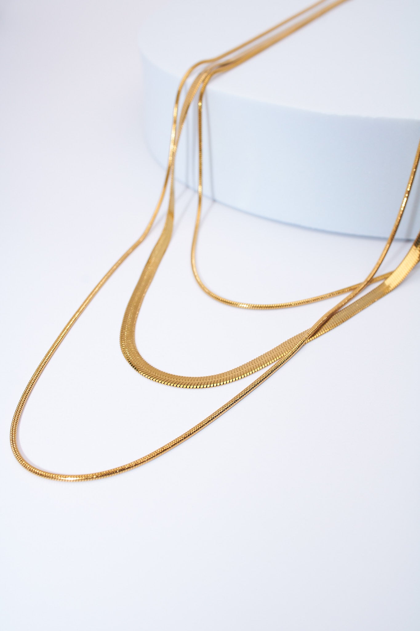 Collar triple capa serpiente dorado