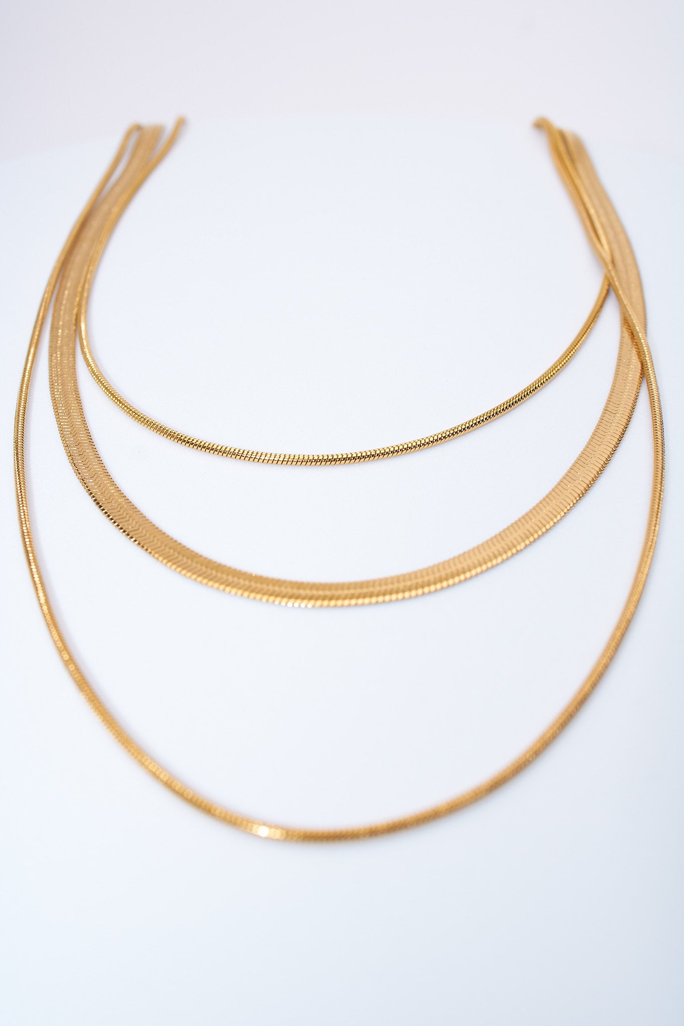 Collar triple capa serpiente dorado